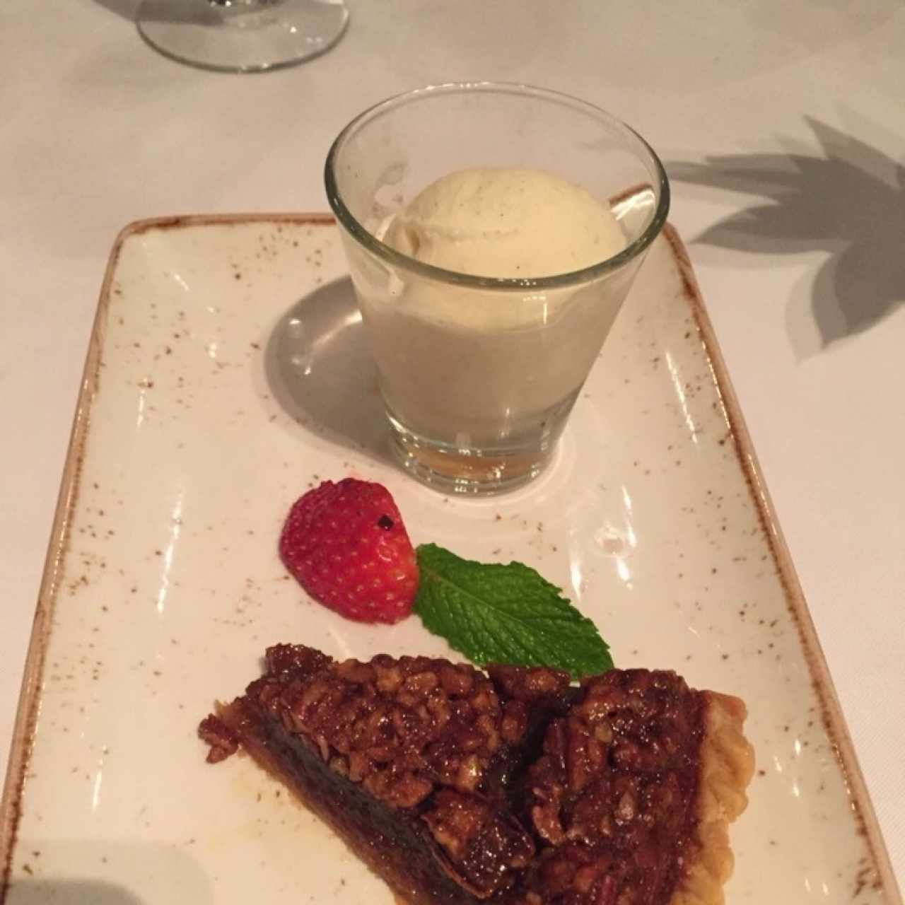 Pecan pie con helado de vainilla