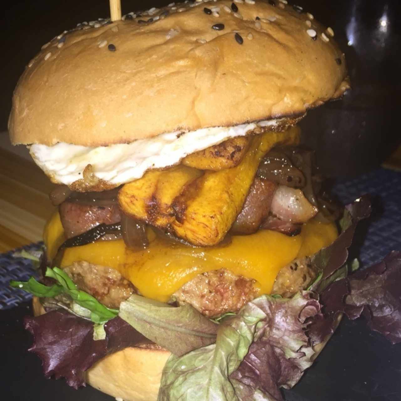 hamburguesa Mercao con platano, huevo, bacon, queso, lechuga y una excelente carne a termini medio