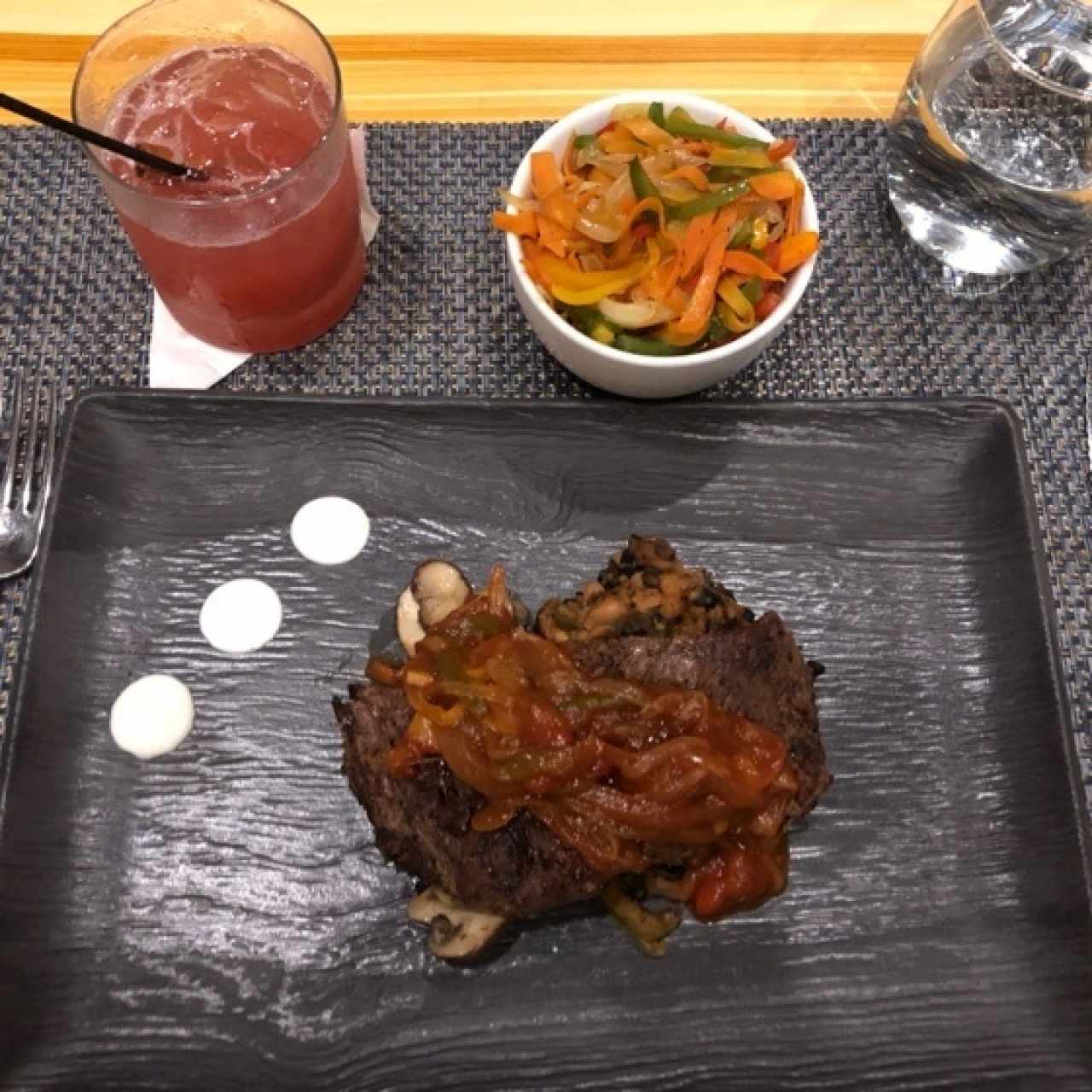 Filete de res con vegetales salteados. Coctel: valle de Anton