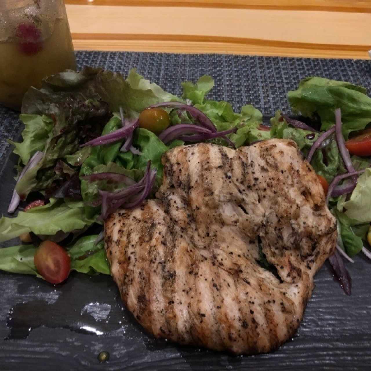 Ensalada de pollo Schnitzel al grill. Bebida: Limonada de Hierba buena