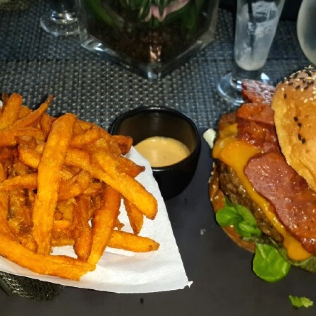 Hamburguesa de  tasajo entomatado