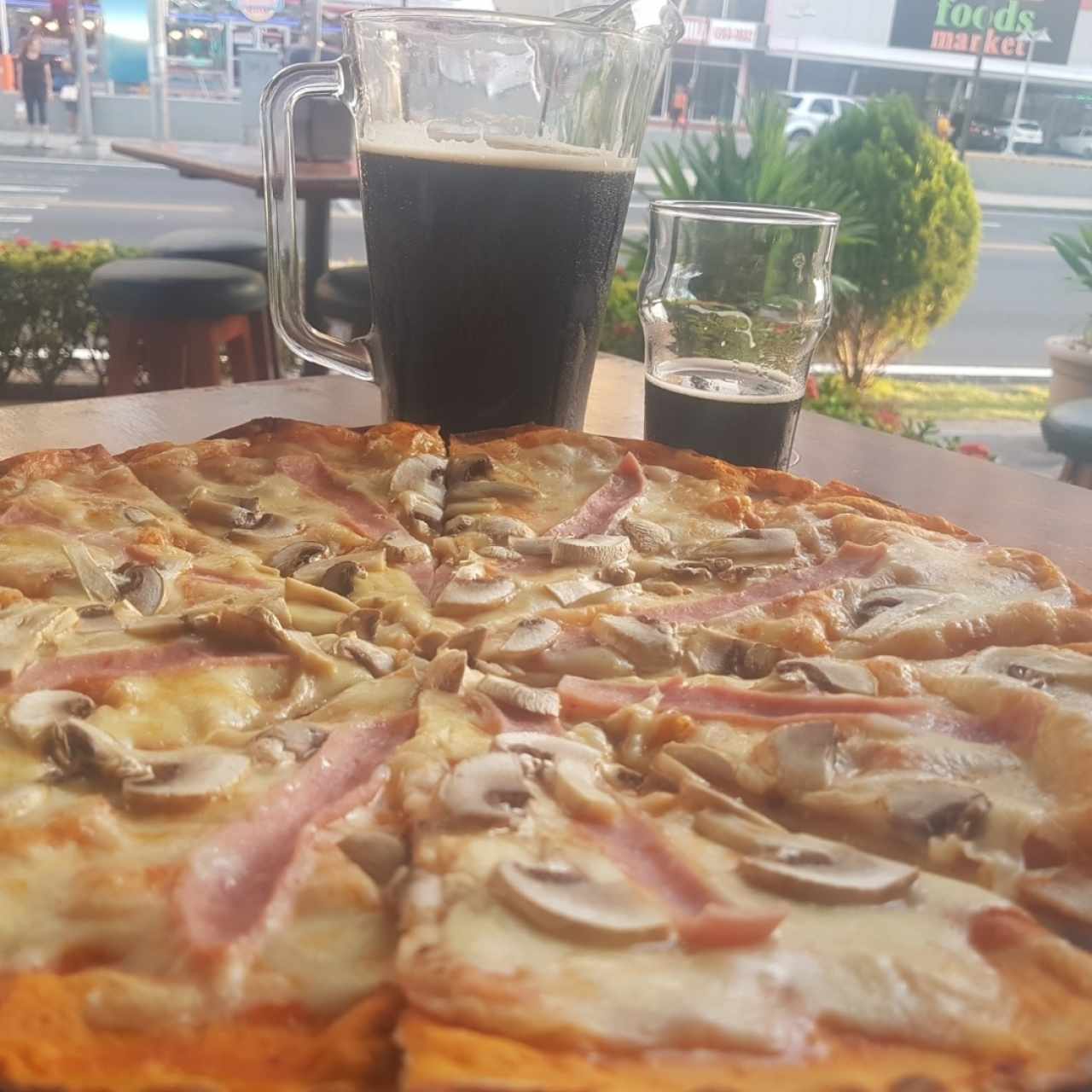 pizza de jamón y hongos!  cerveza artesanal Coclé 