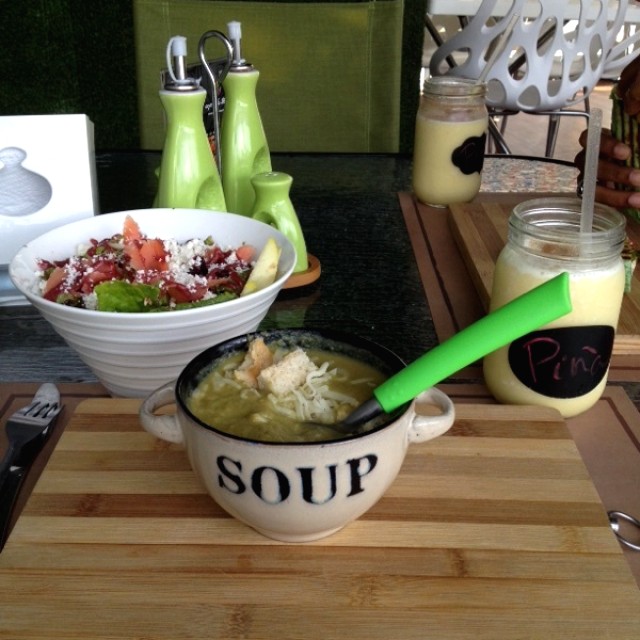 Ensalada del chef y sopa de brocoli