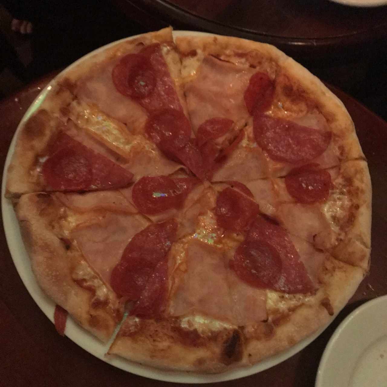 pizza de peperoni con jamón