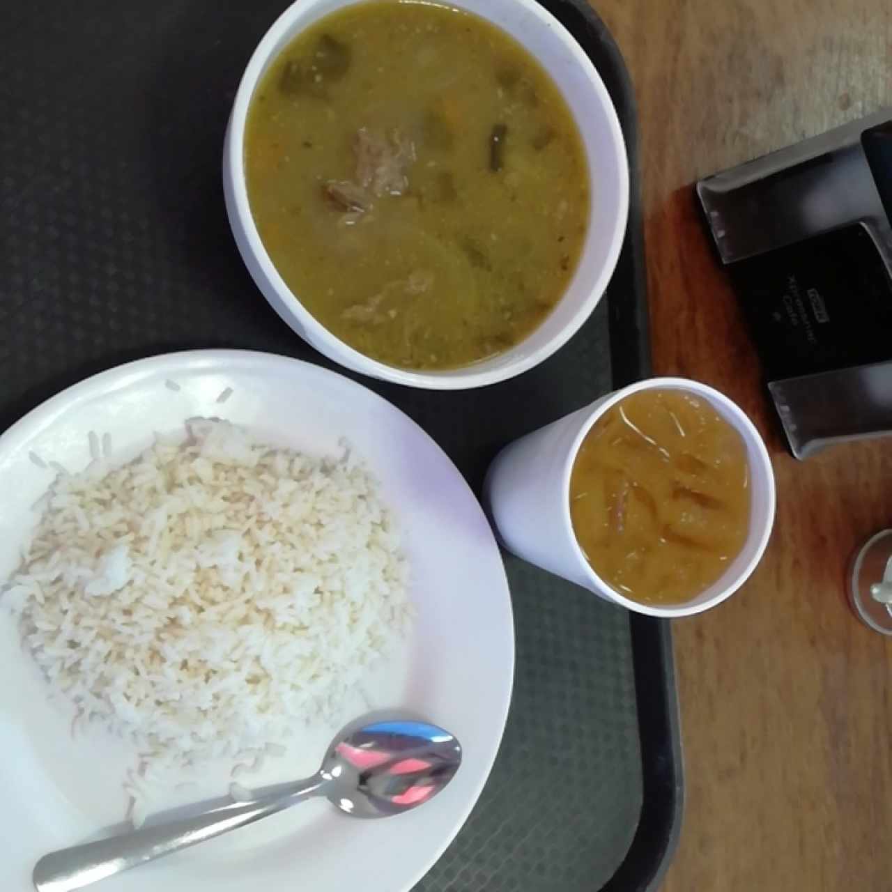 Sopa de carne con arroz y jugo de naranja