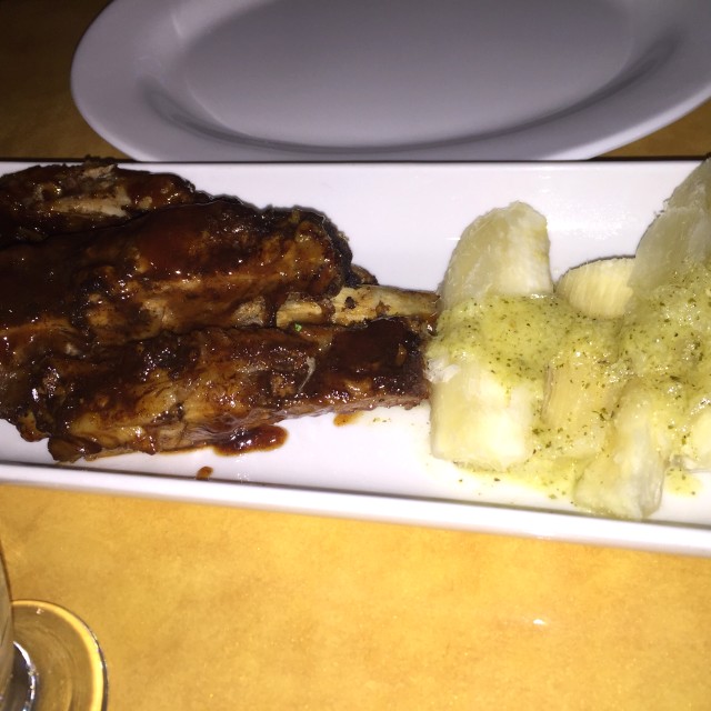 The owners ribs con yuca al mojo