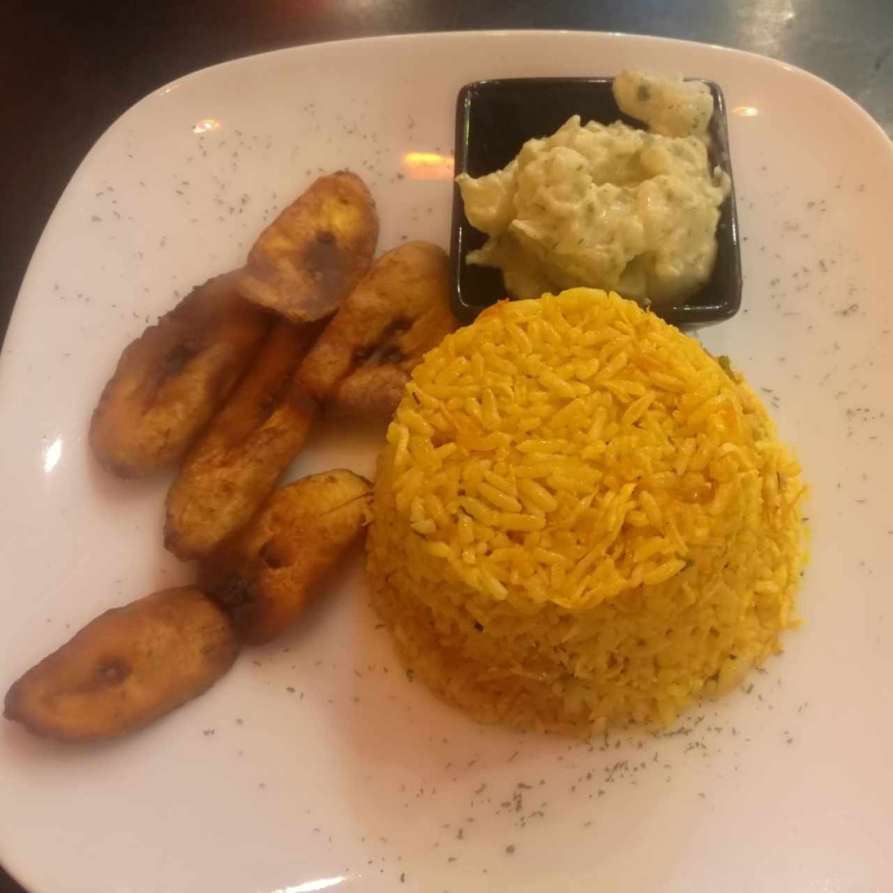 arroz con pollo +Ensalada de papas + tajadas