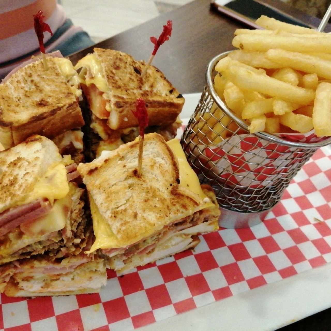 Club sandwich 🥪 con papas 🍟