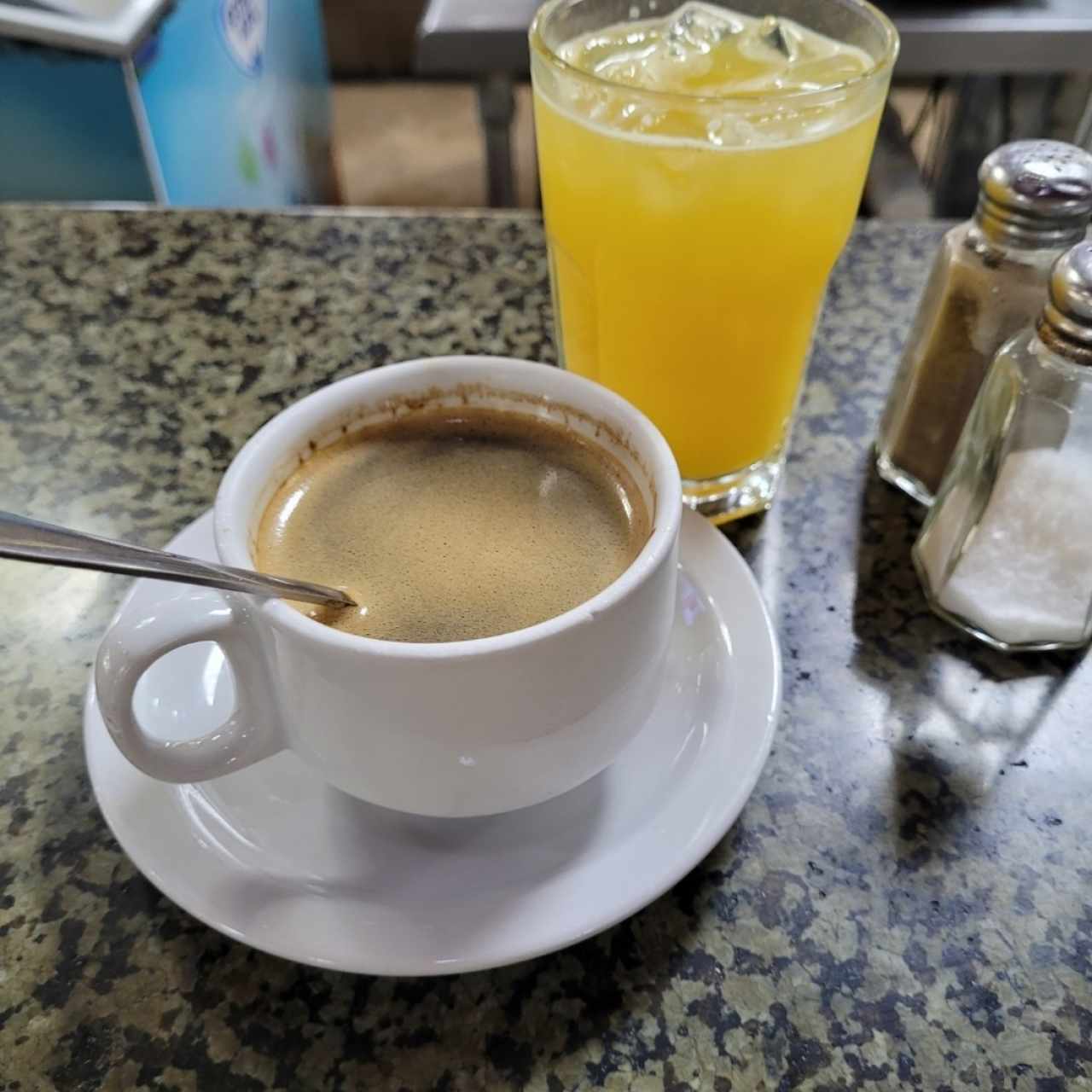 café  y jugo naranja 