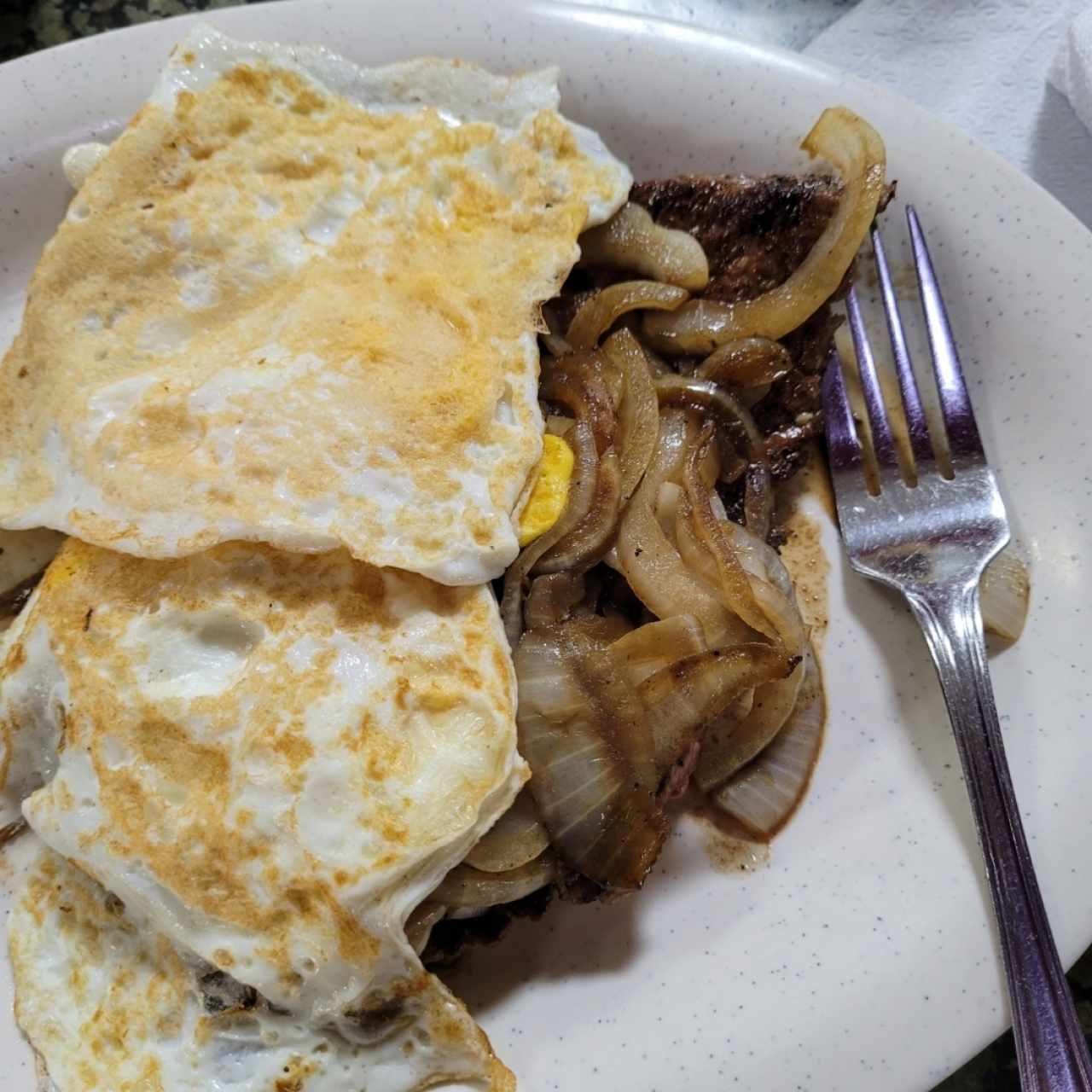 Bistec encebollado y huevo frito 