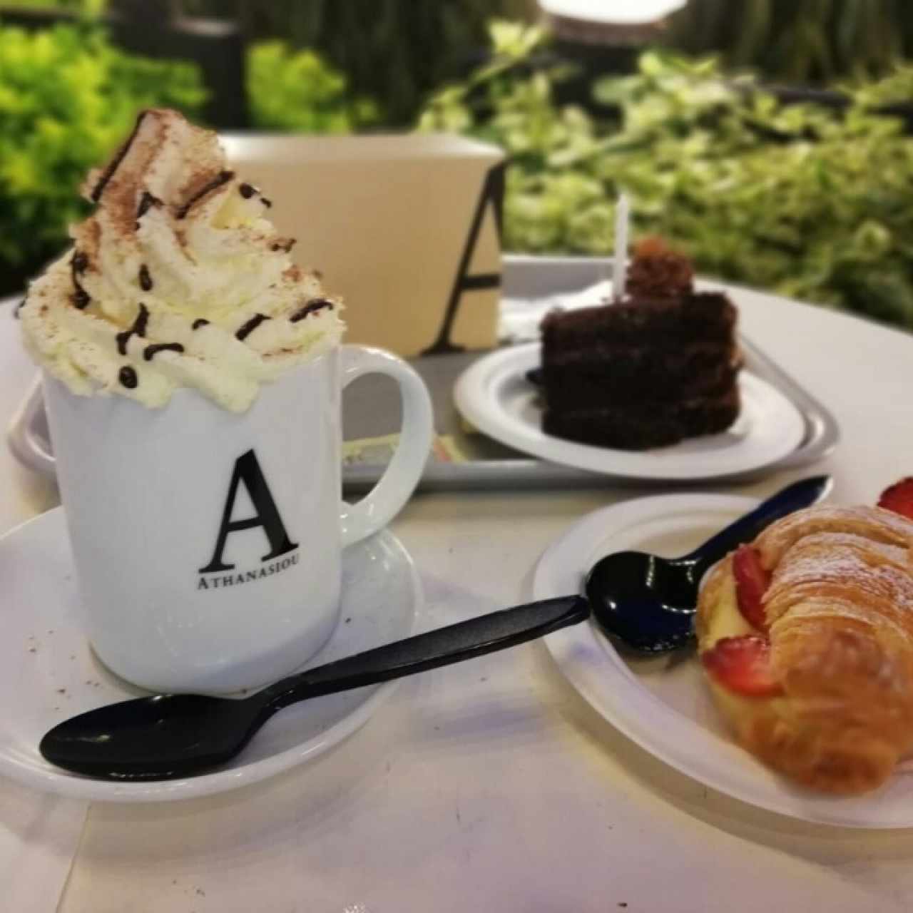café mocaccino royal, tarta de ferrero y croissant con crema pastelera y fresa