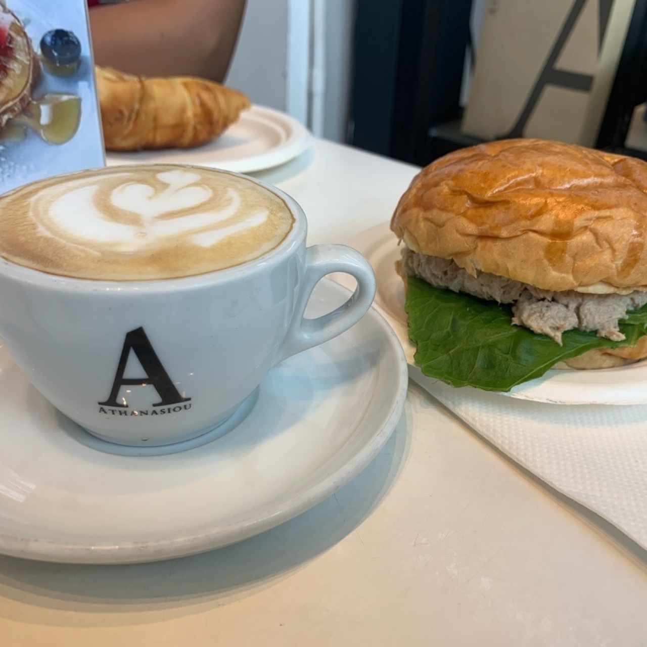 Cappuccino y sandwich de atún