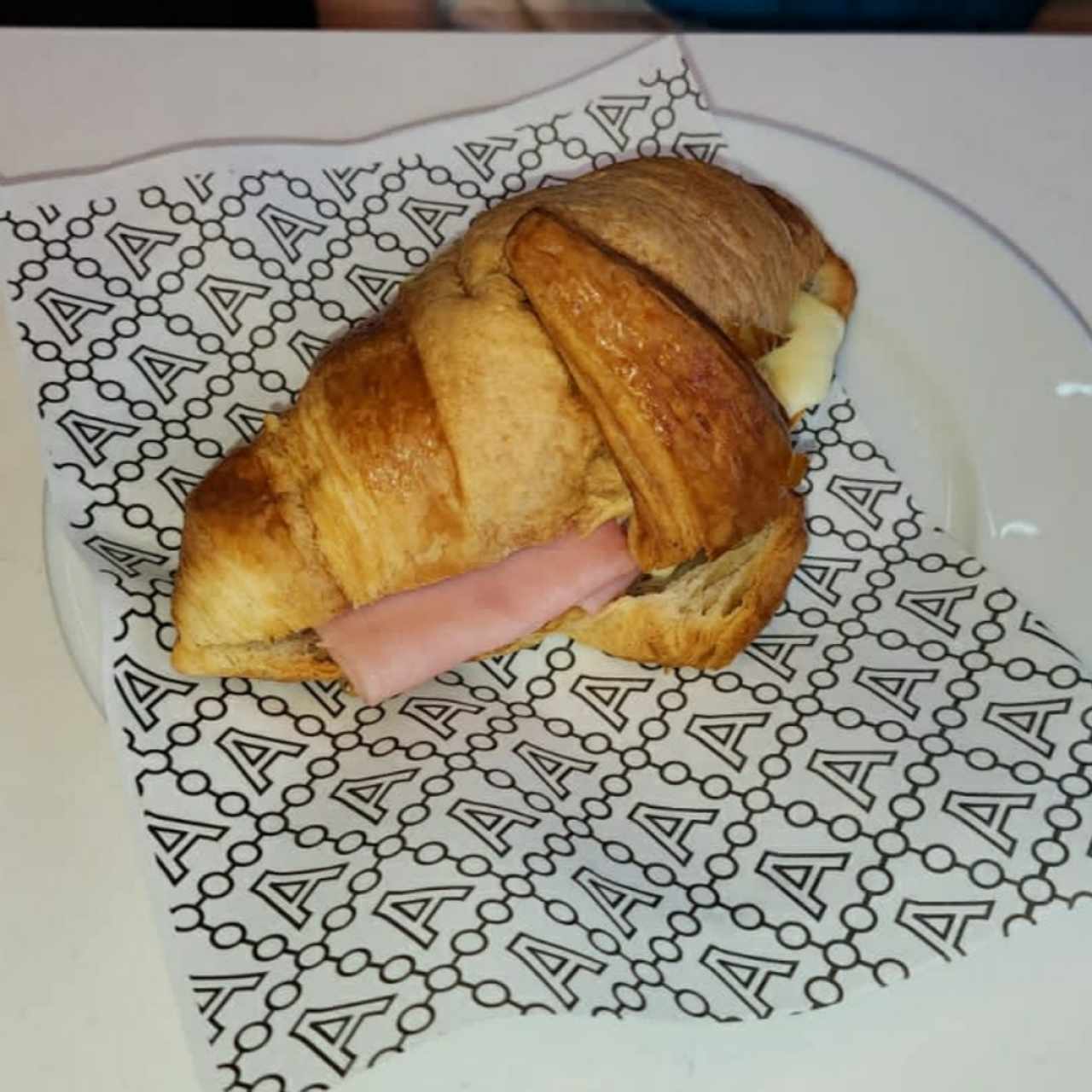 Croissant de jamon y queso