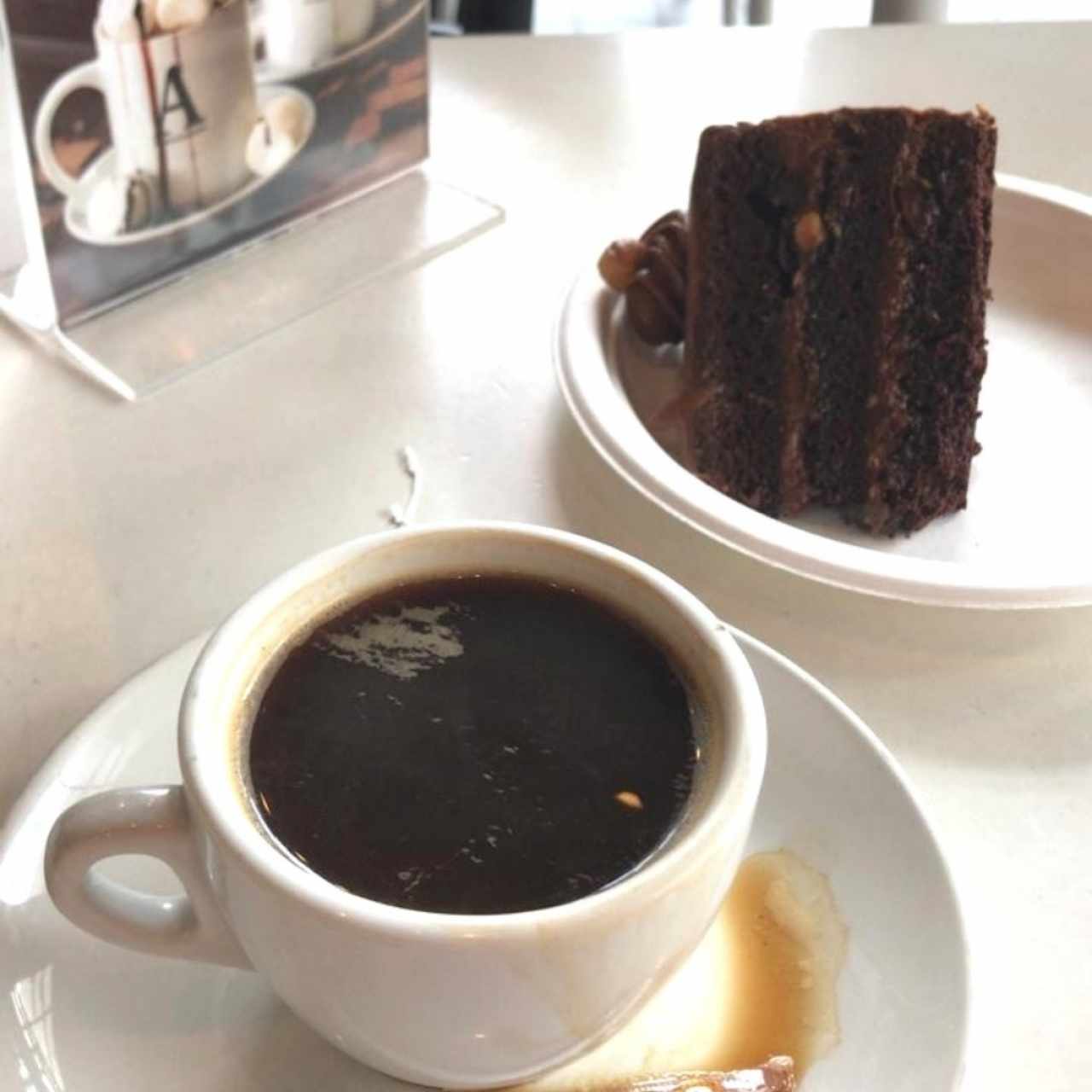 torta de chocolate y café