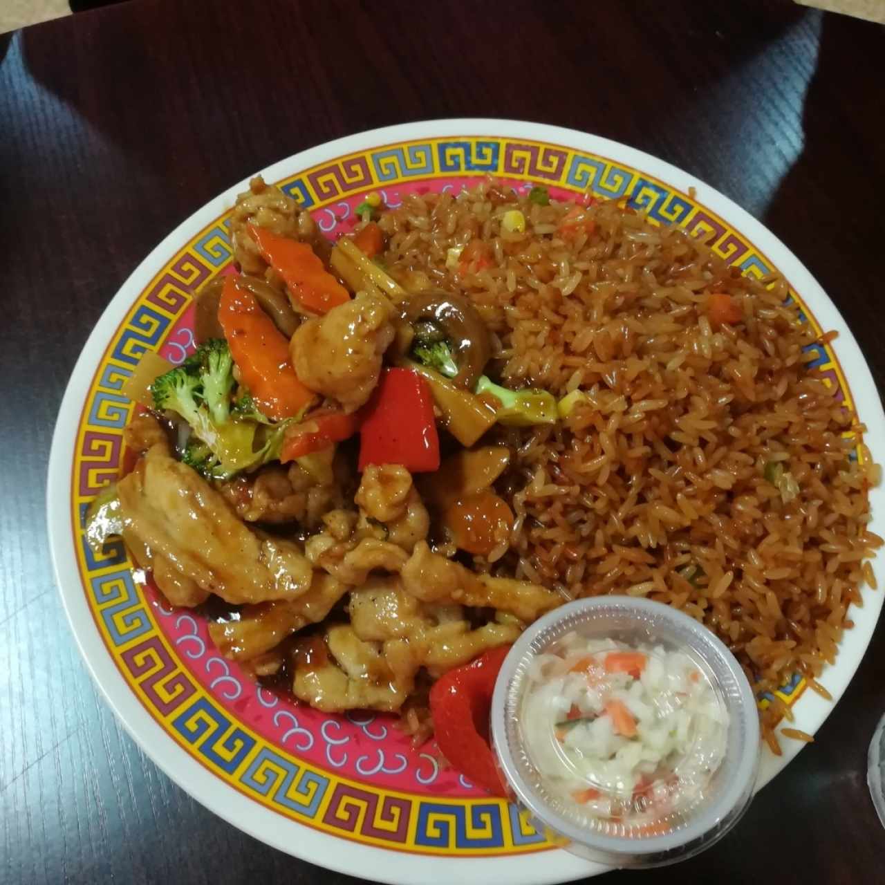 Gallina con vegetales y arroz frito