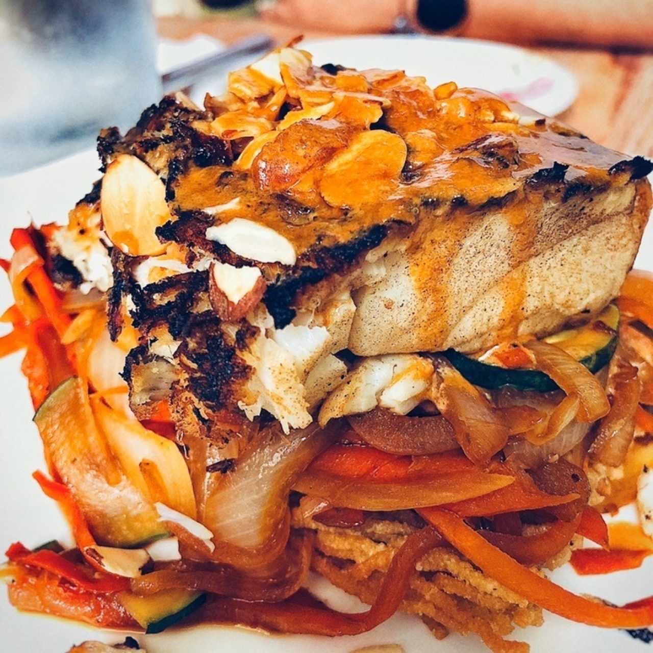 filete de corniva sobre pasta frita