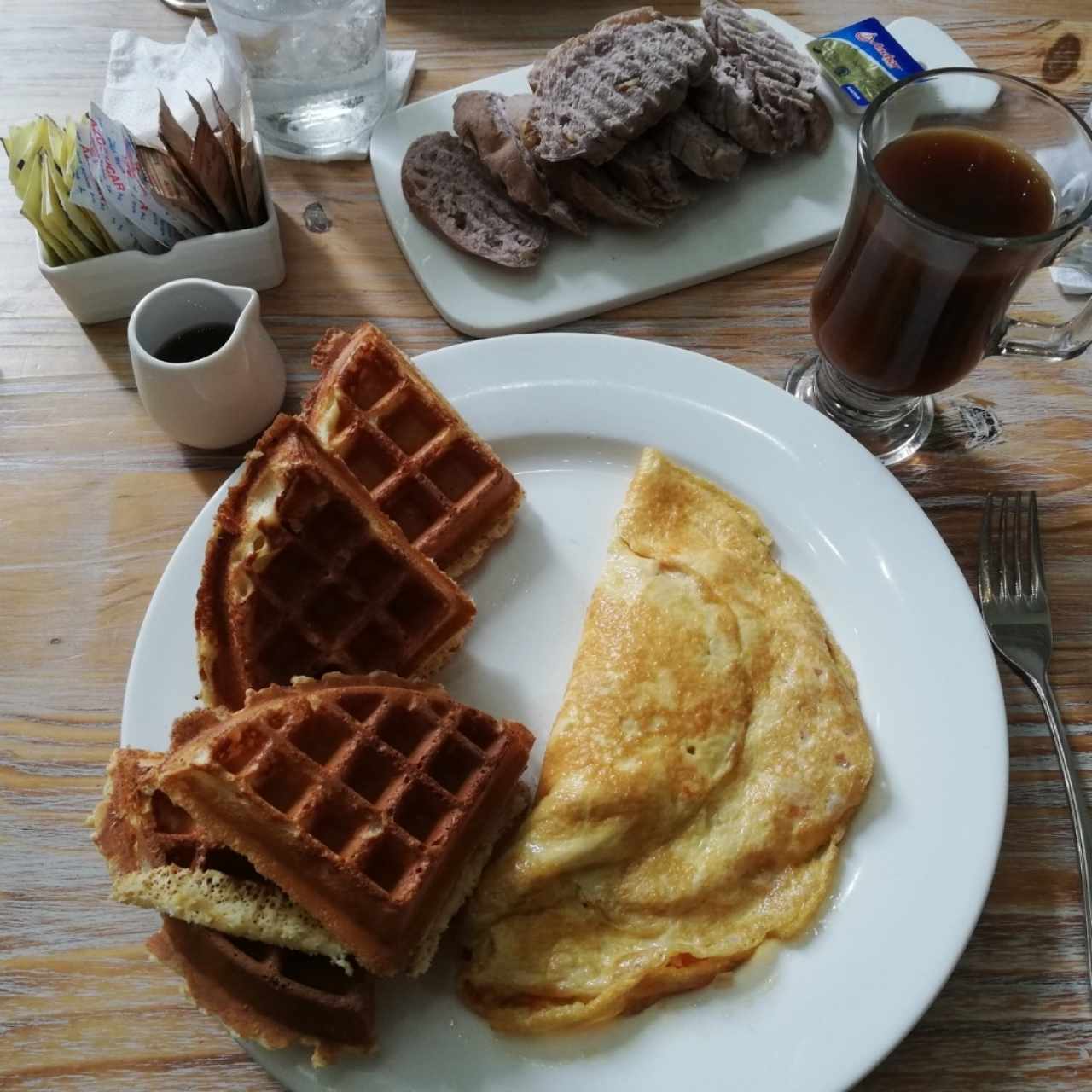 waffles, omelet relleno, pan de nueces y cafe 