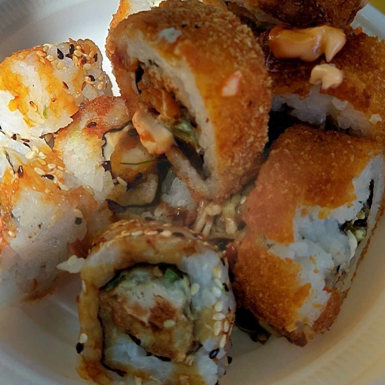 crunchy love roll, roll de pescado y godzilla