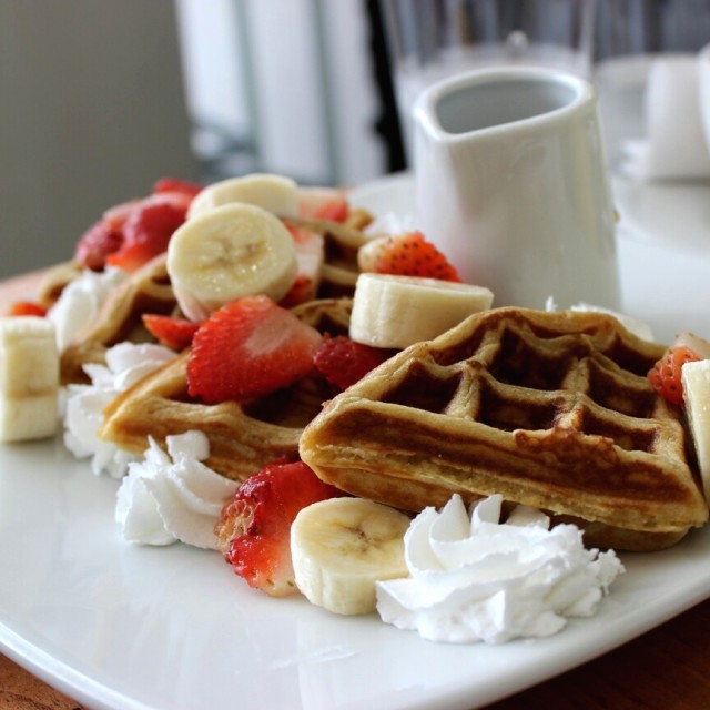 Waffles con Fresas y Banana