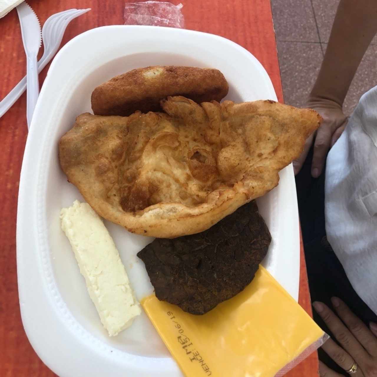 carimañola, hojaldre, queso blanco, queso amarillo y bofe frito