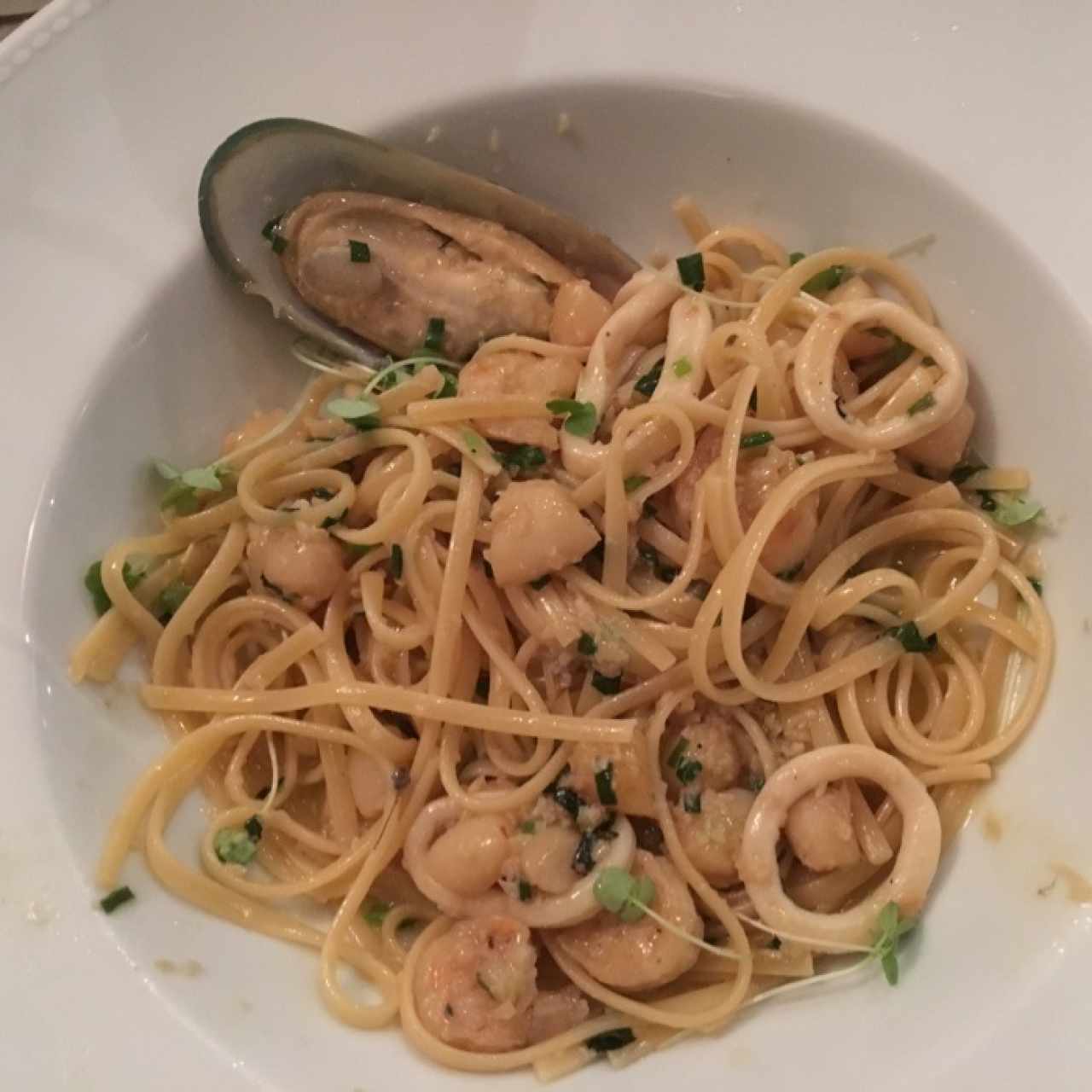 Linguini aglio e olio frutto di mare (Disponible gluten free)