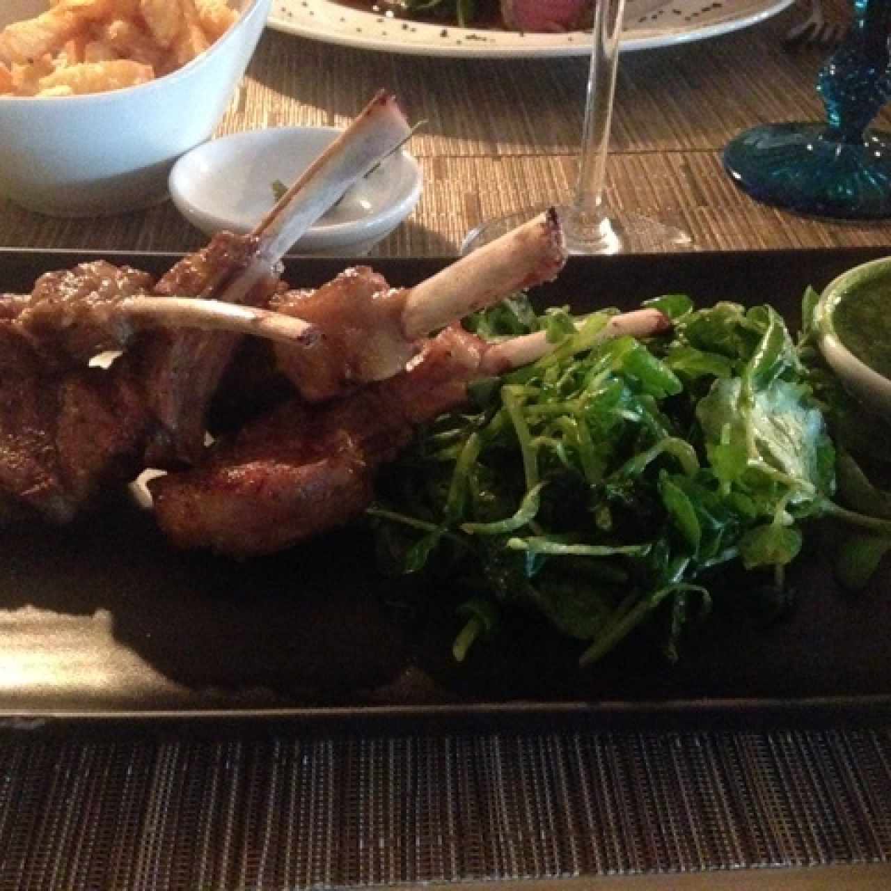 chuletas de cordero con chimichurri de menta y papas fritas trufadas