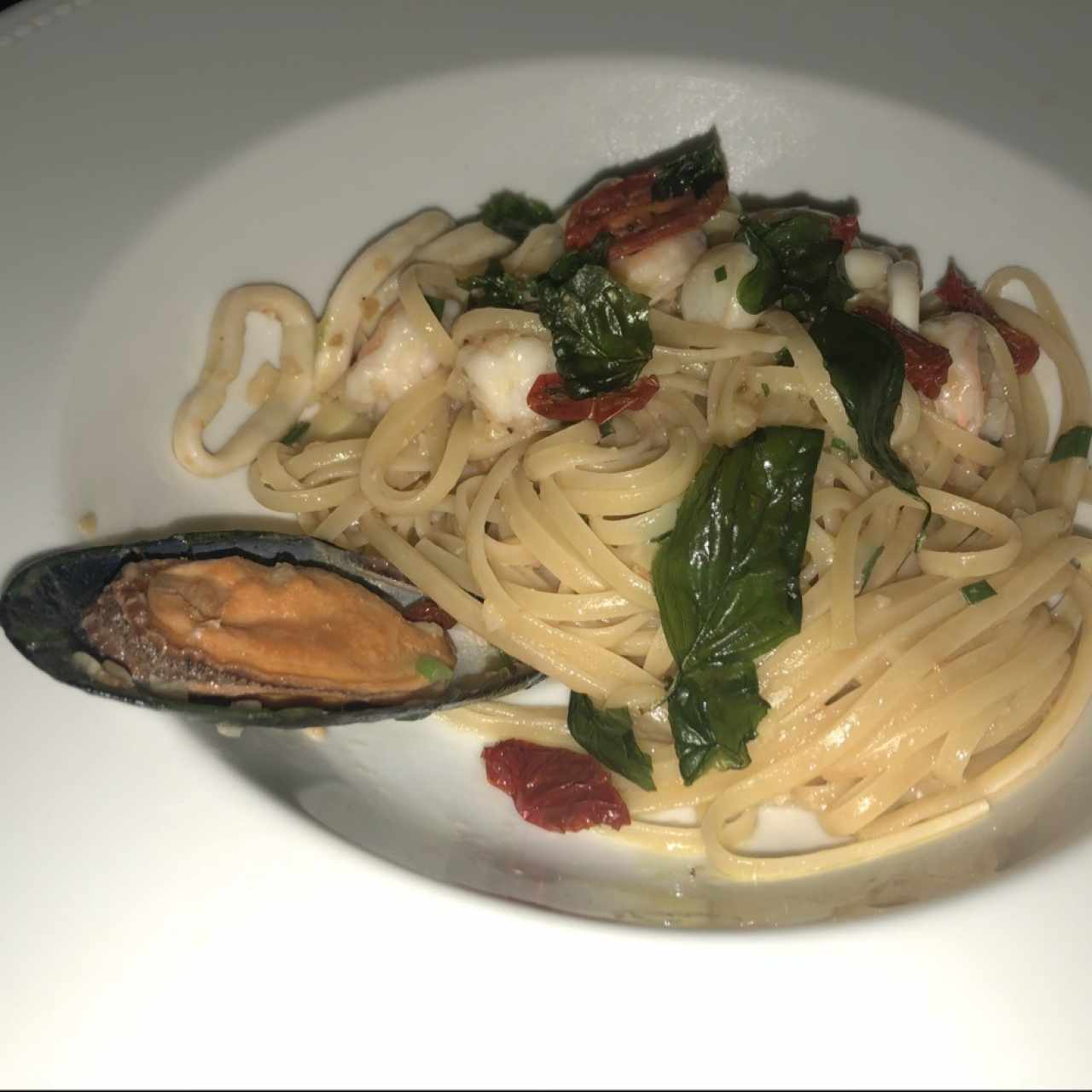 Linguini aglio e olio frutto di mare (Disponible gluten free)