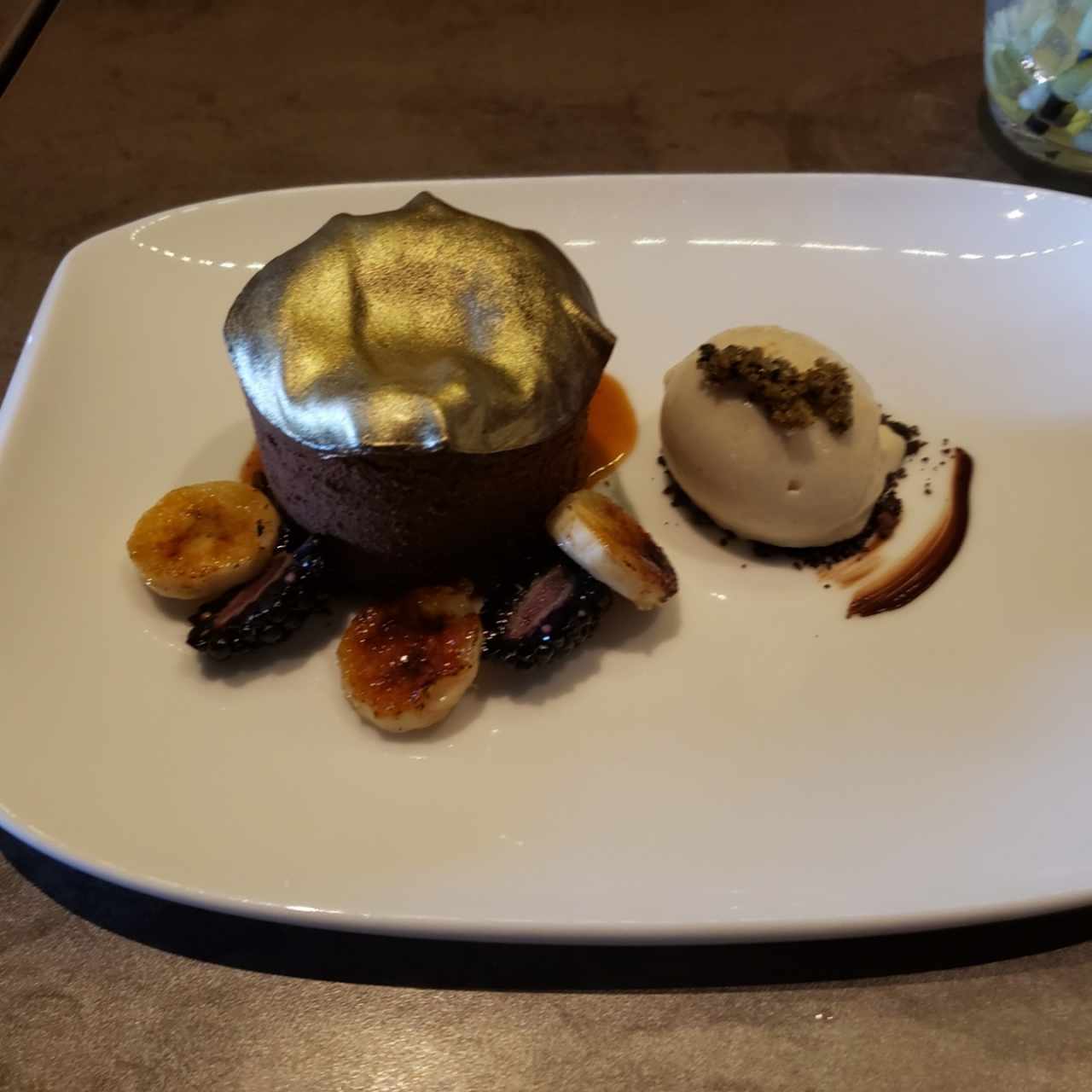 Volcan de chocolate con helado de banana