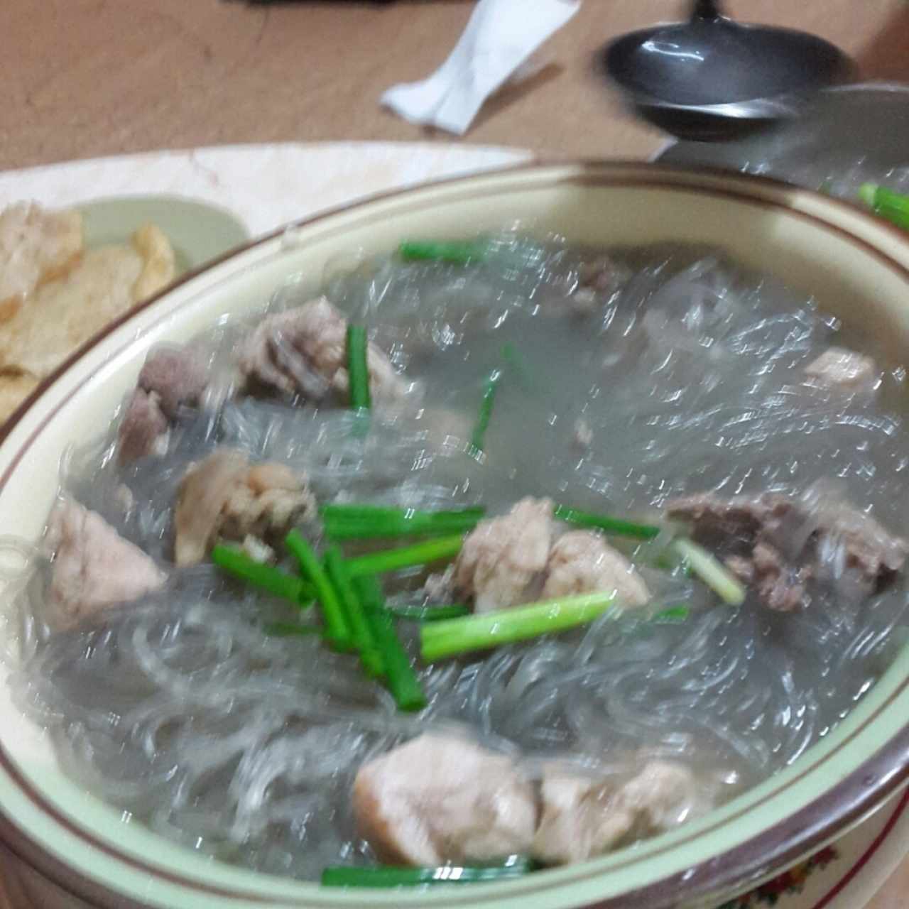 sopa de gallina con fideos transparente