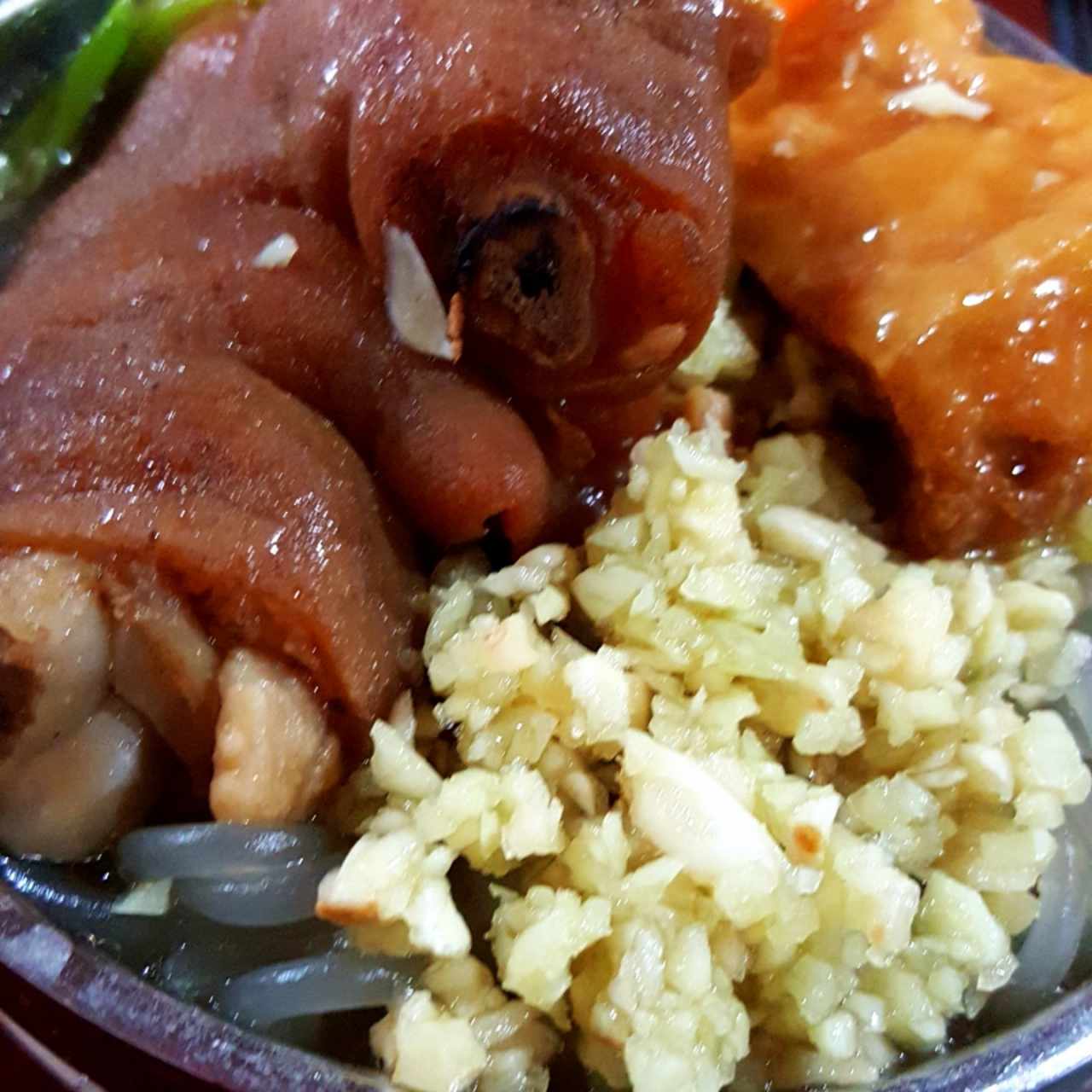 fideos transparente con patas de cerdo ajo y tofu