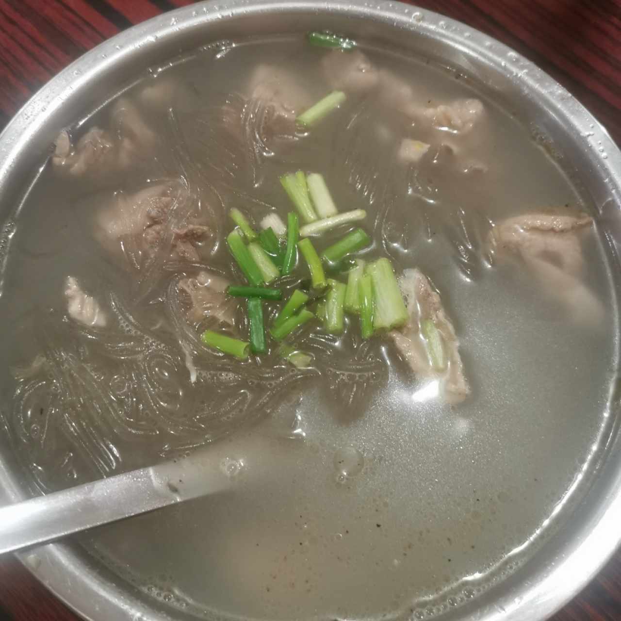 Sopa de gallina con fideos transparentes