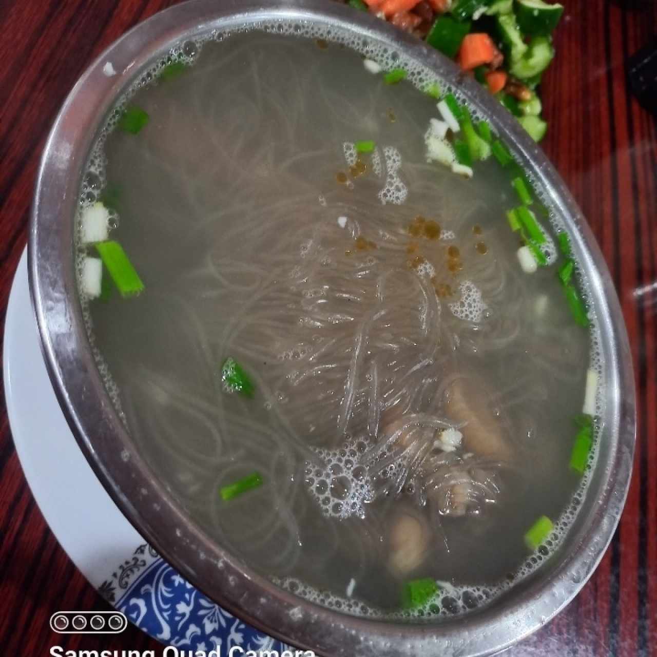 sopa de gallina con fideos de arroz transparente