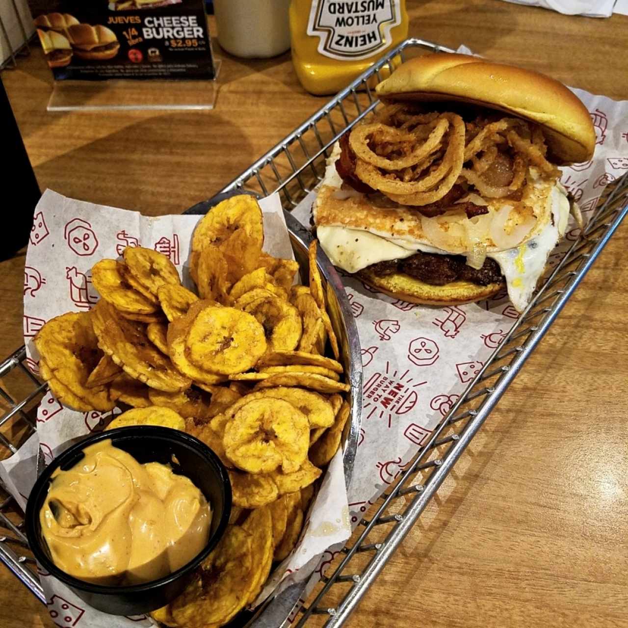 Hamburguesa Panamá con platanitos