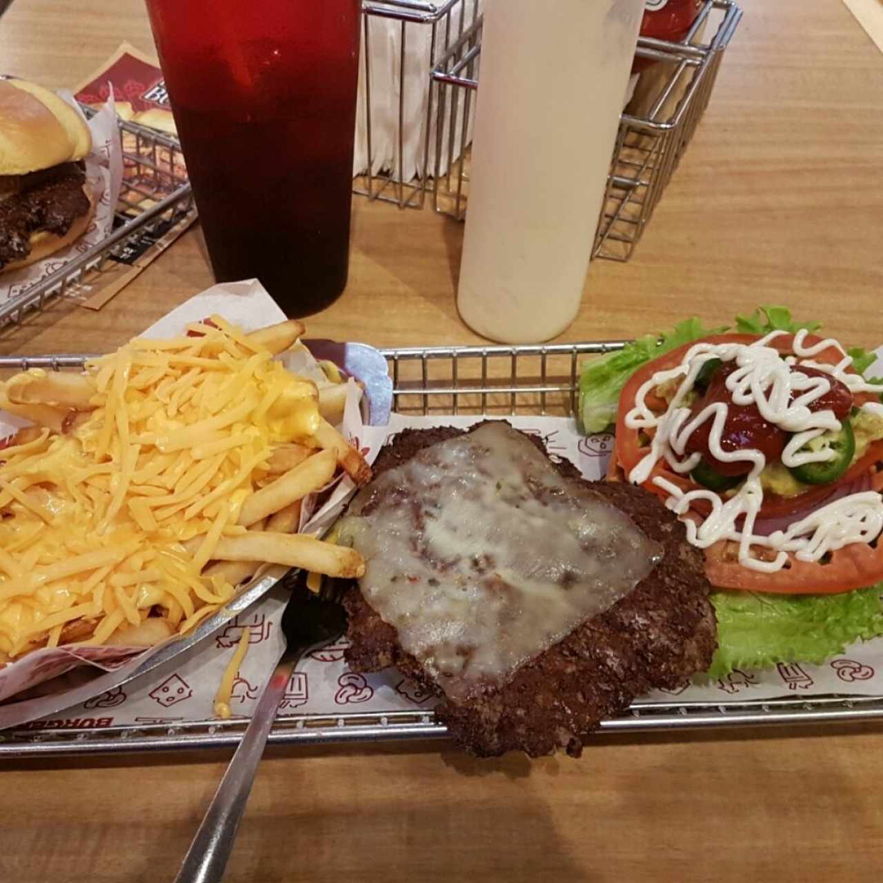 JALAPEÑO BURGER con PAPAS CON QUESO