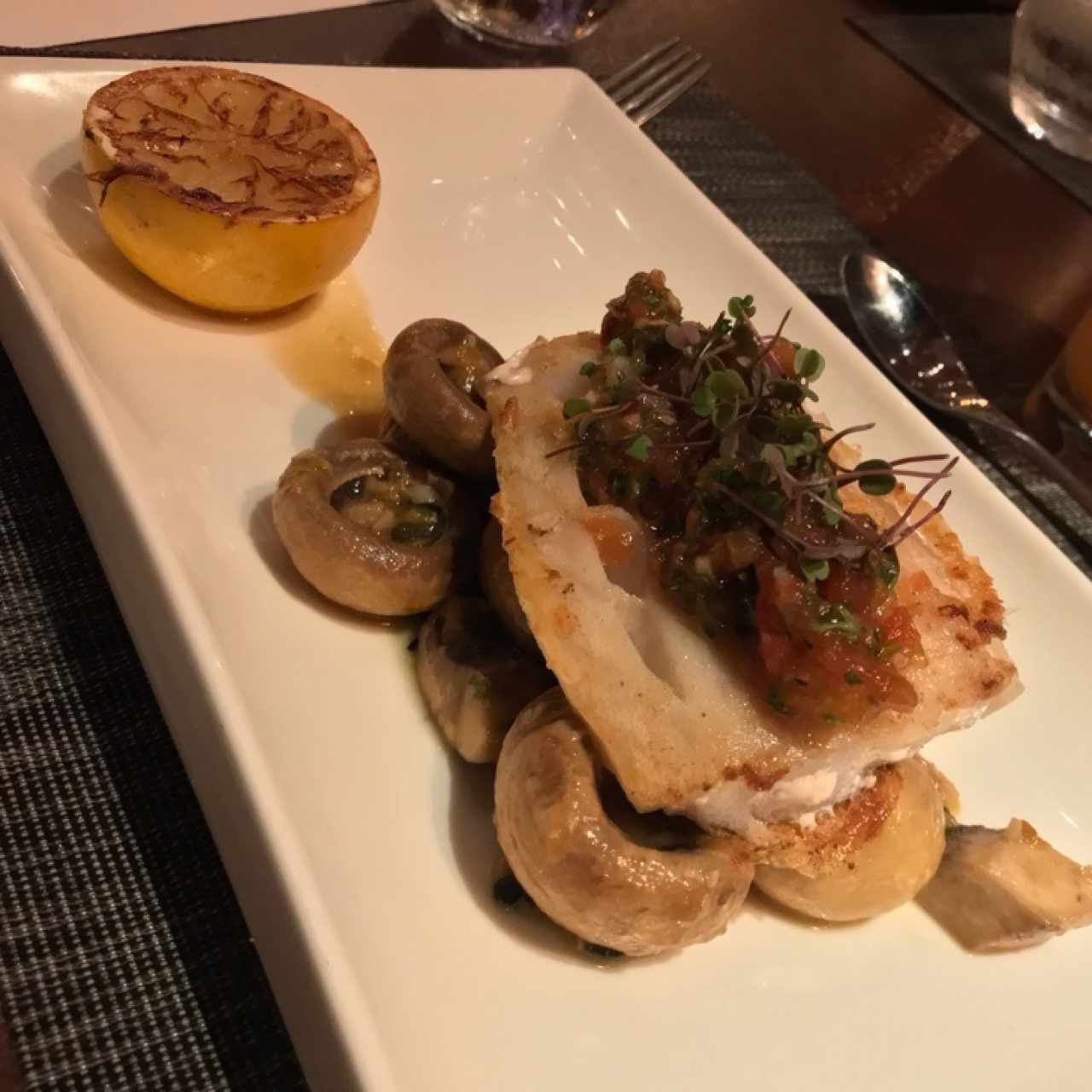 Corvina a la Parrilla - Hongos Portobellos marinaods con infusion de maracuyá
