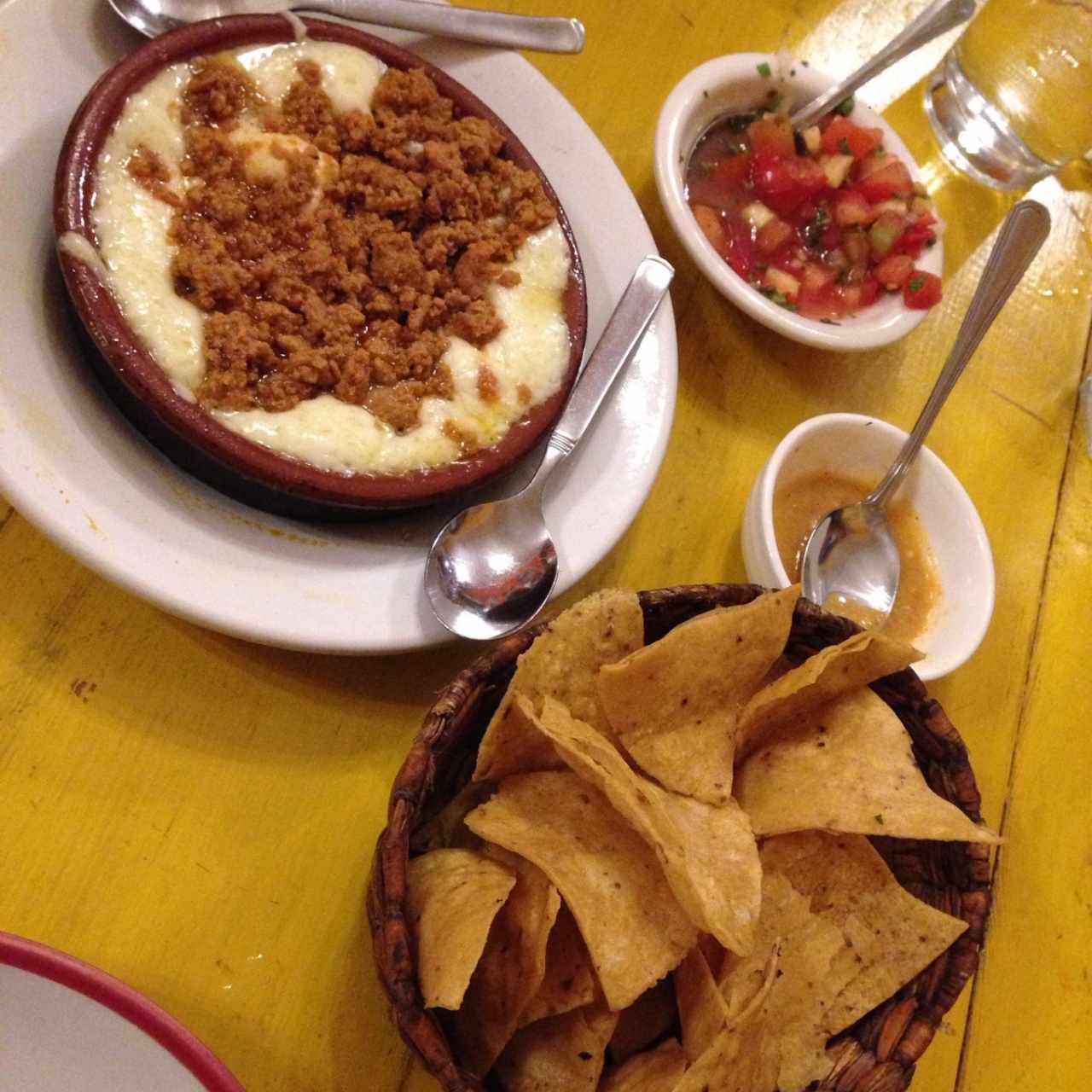 Queso fundido con chorizo