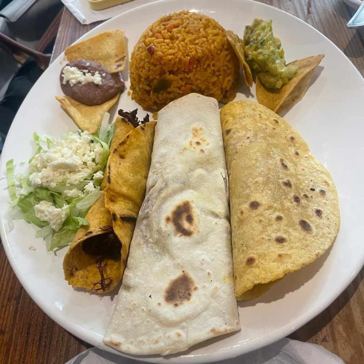ESPECIAL CHARRO MEXICANO (Taco Frito, Taco Suave, y Mini Burrito, con Frijoles Guacamole y Arroz con Vegetales, con Carne Puerco Pollo o Chorizo)