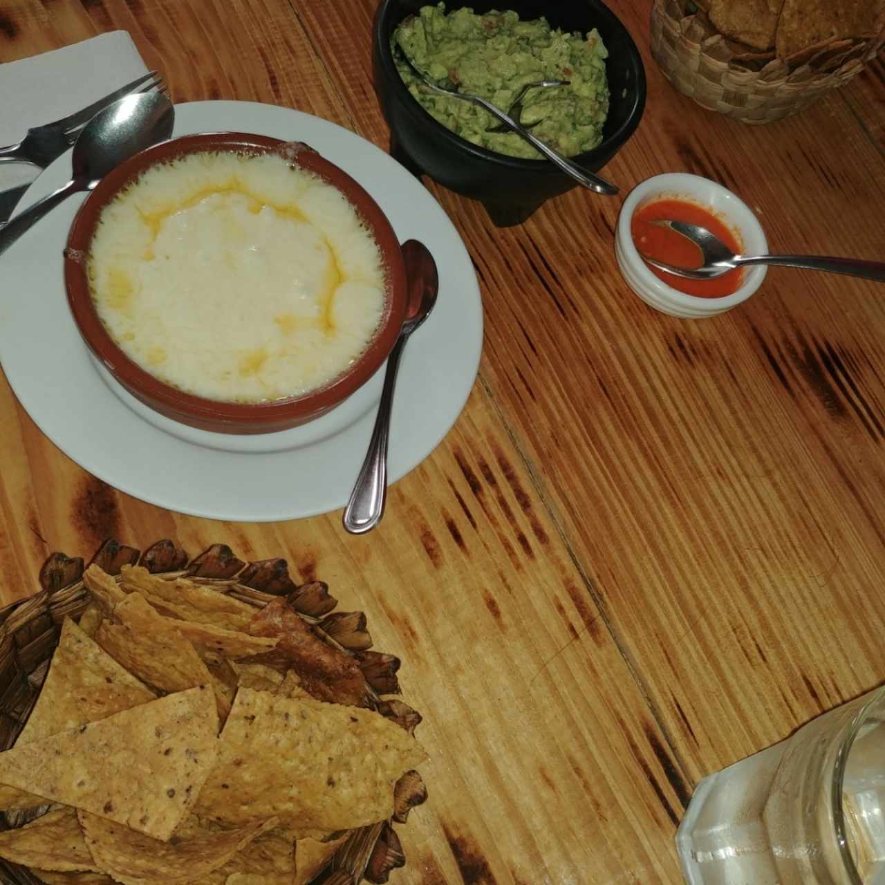 Tostitos con queso fundido y guacamole