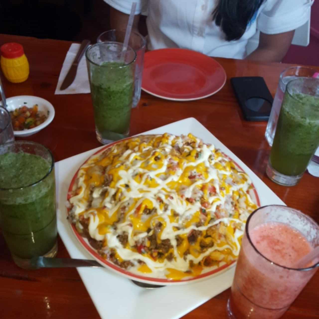 Nacho Charro Mexicano y limonadas de hierbabuena y Fresa