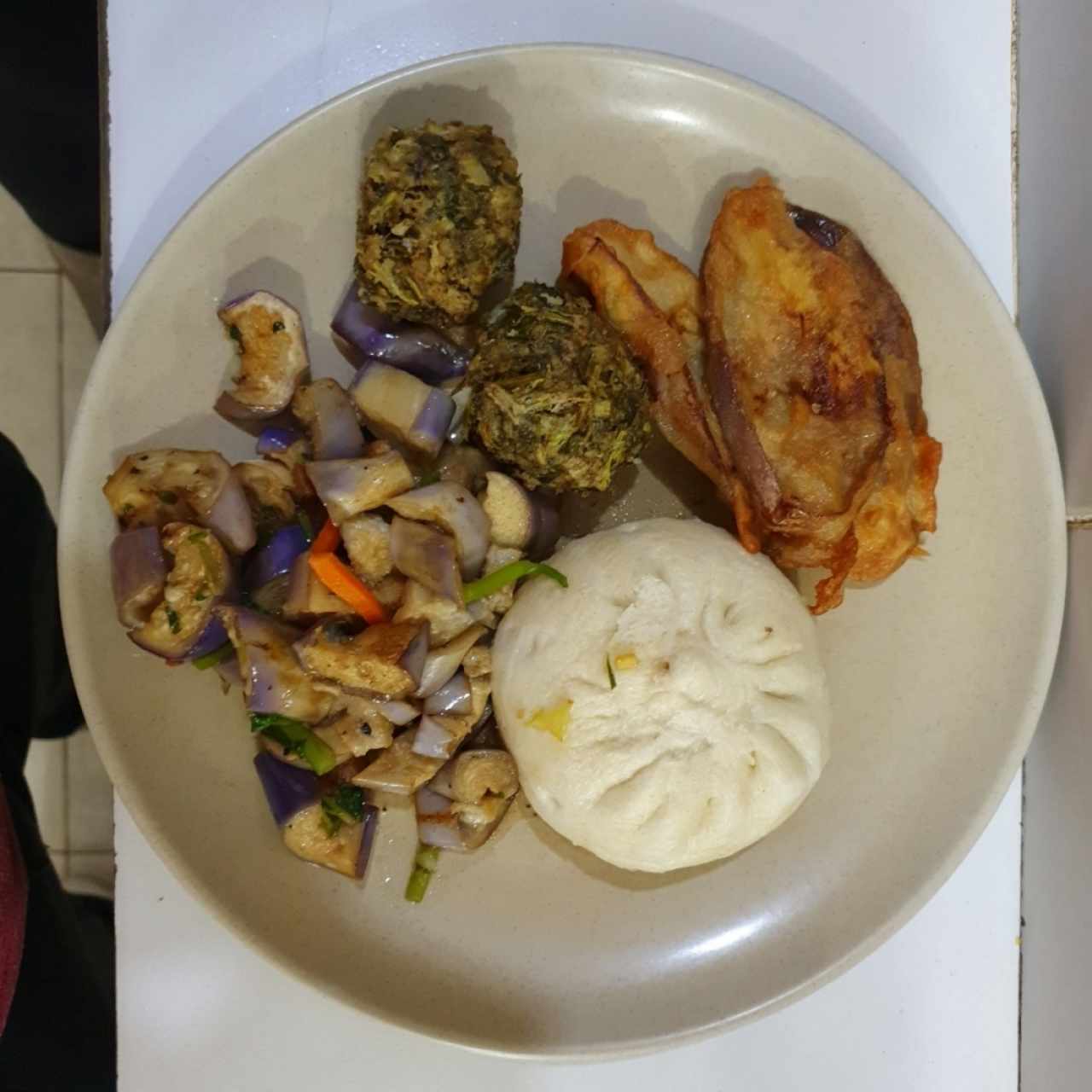 Ham pao vegetariano / berenjena salteada / bolitas de berro / berenjena apanada