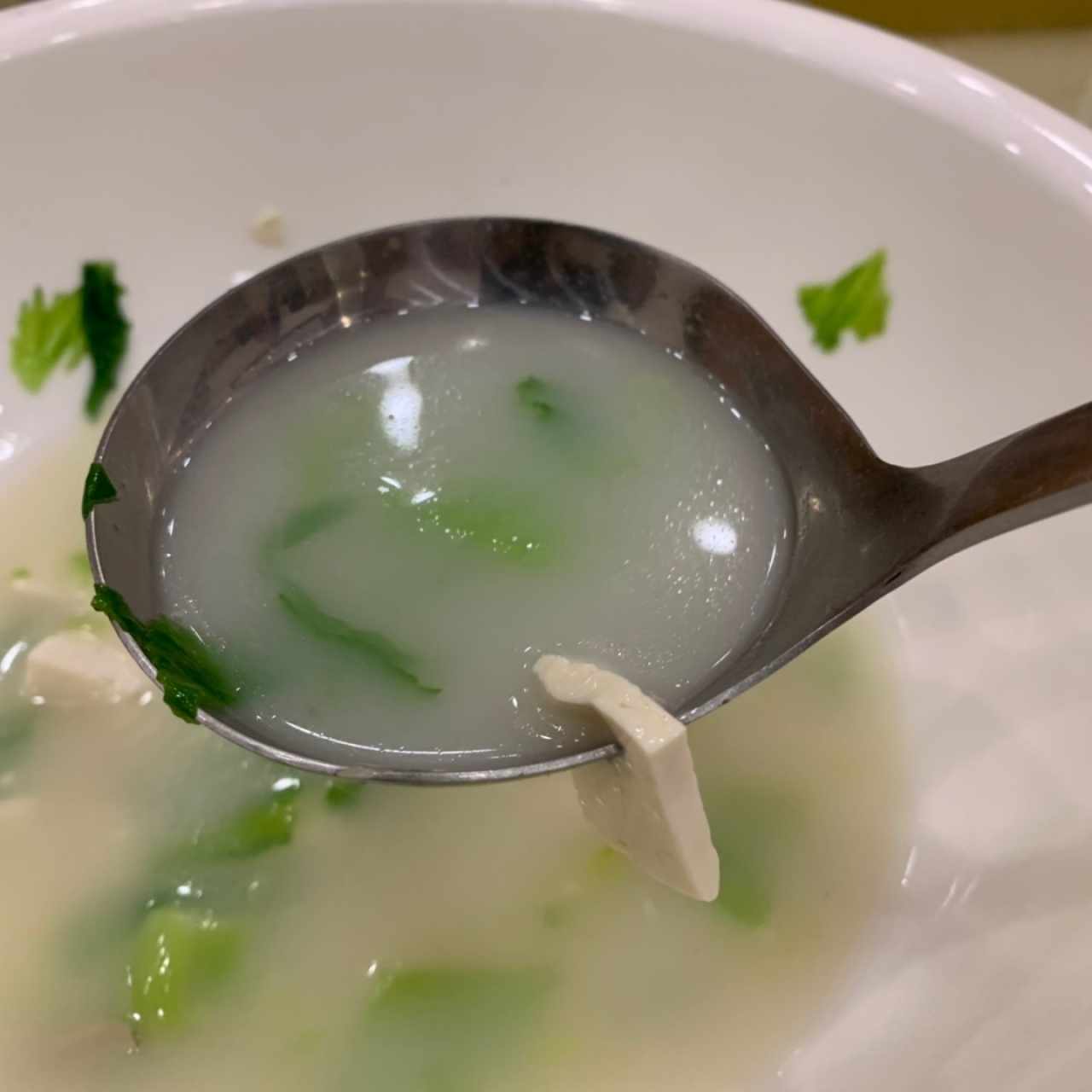 Sopa de Bolitas de Pescado con Tofu y Hojas de Mostaza amarga