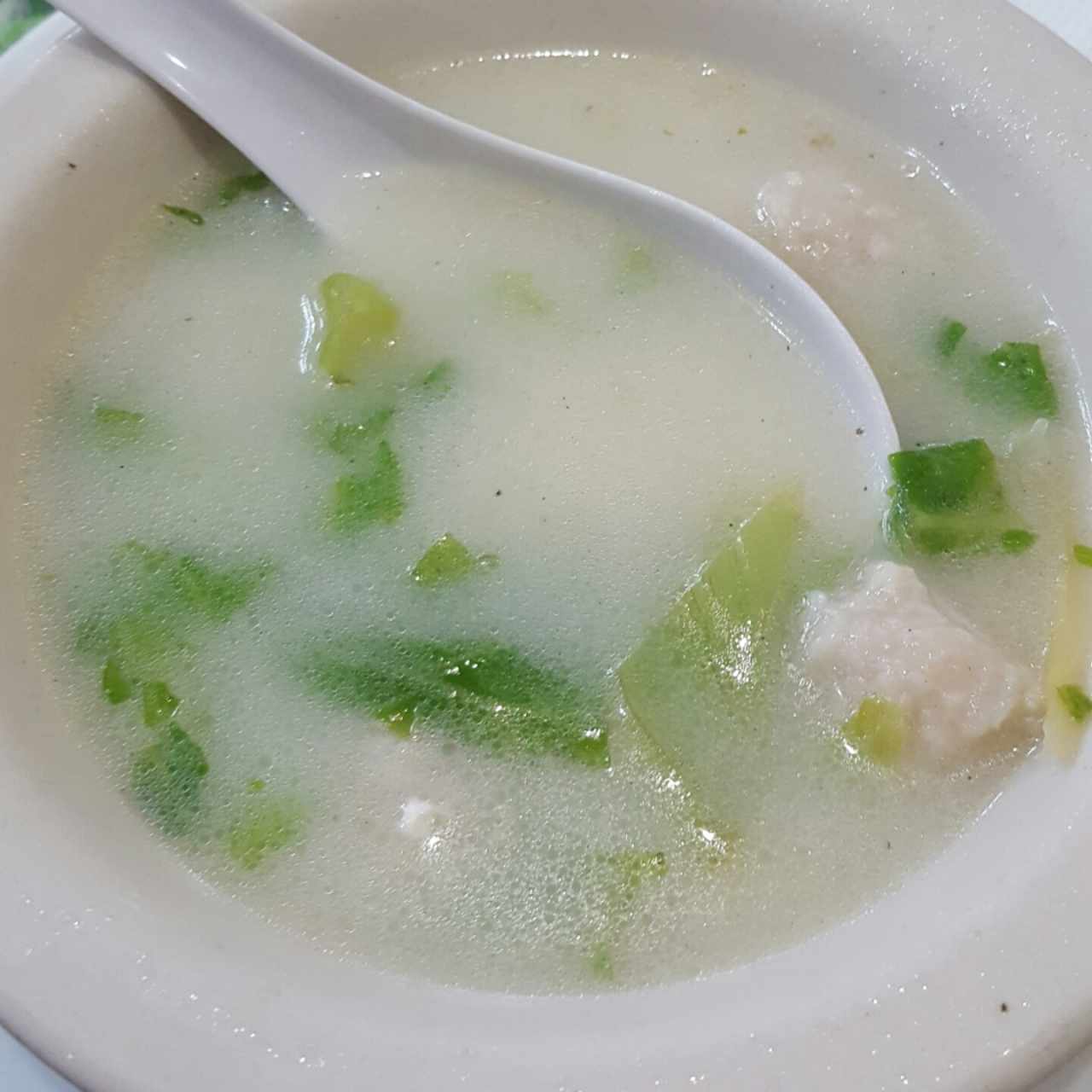 sopa de bolita de pescado y tofu