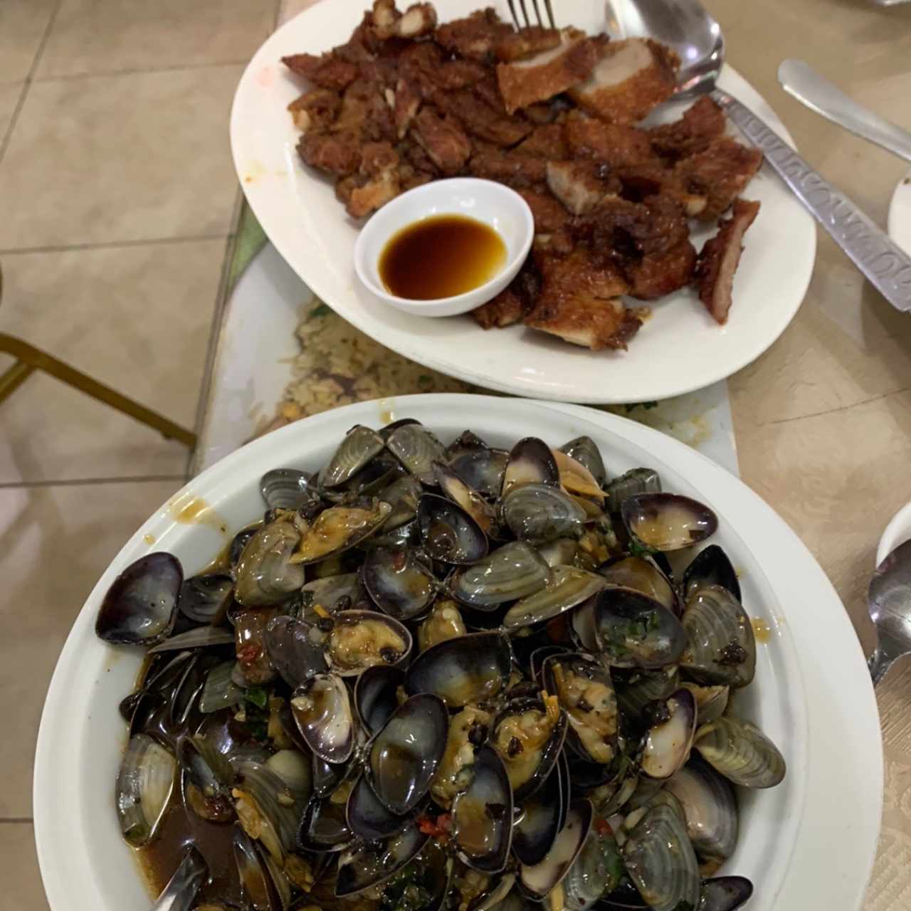 puerquito especial y almejas en salsa de frijolitos negros