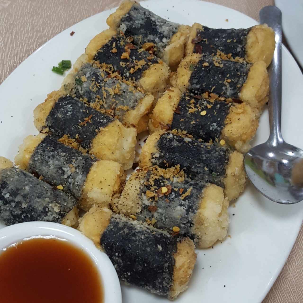 tofu frito con algas