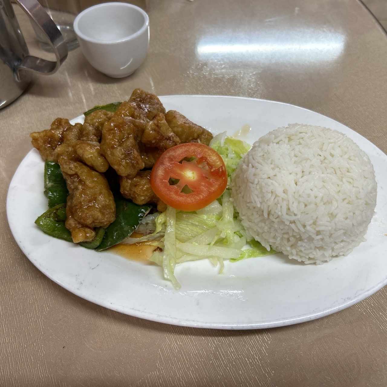 Combo de Costillita Agridulce con Arroz Yan Chaw y Soda lata