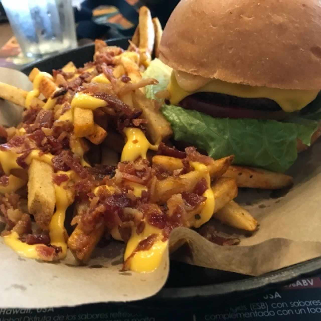 Retro Burger con papas, queso y bacon