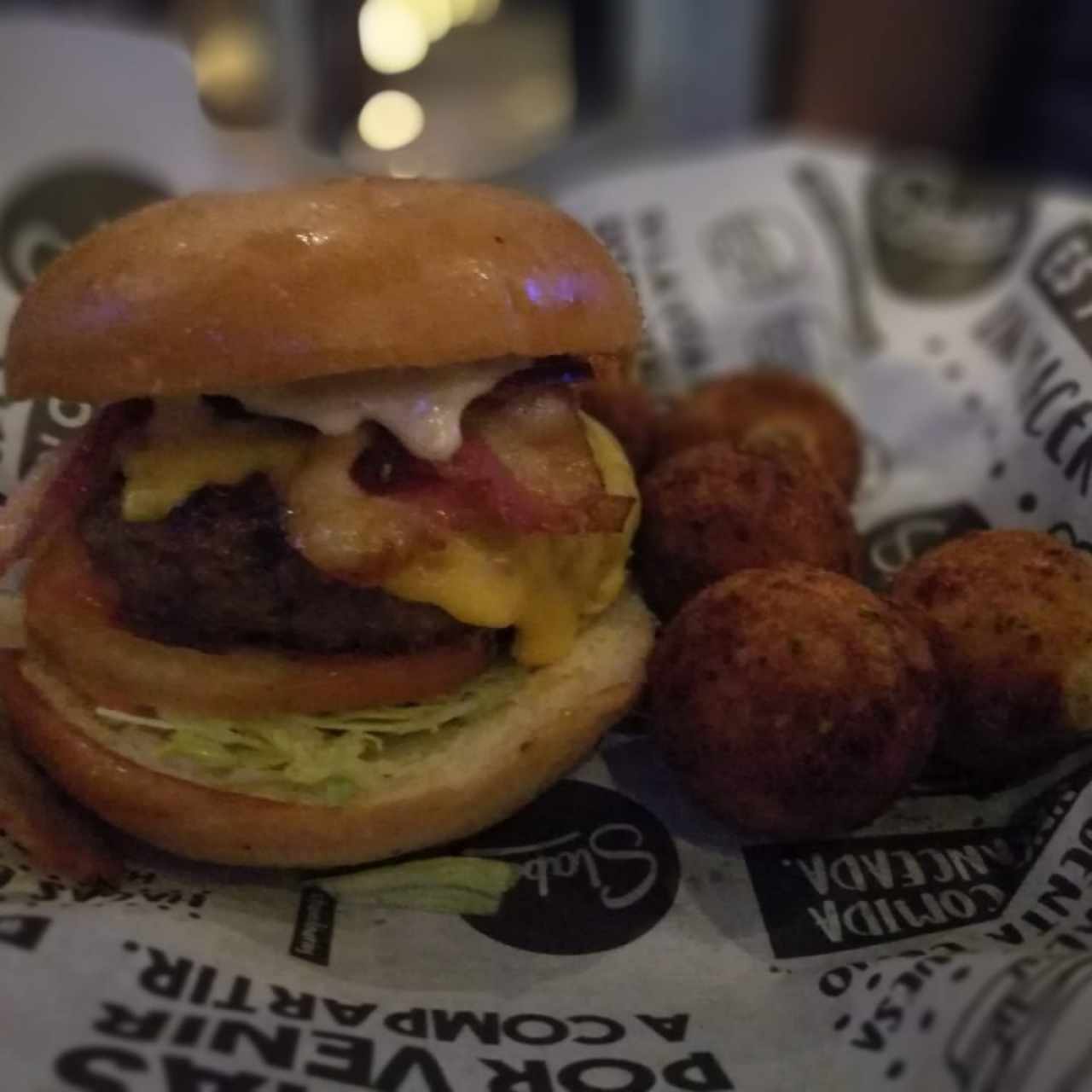 cheese meat burger con perlas de yuca