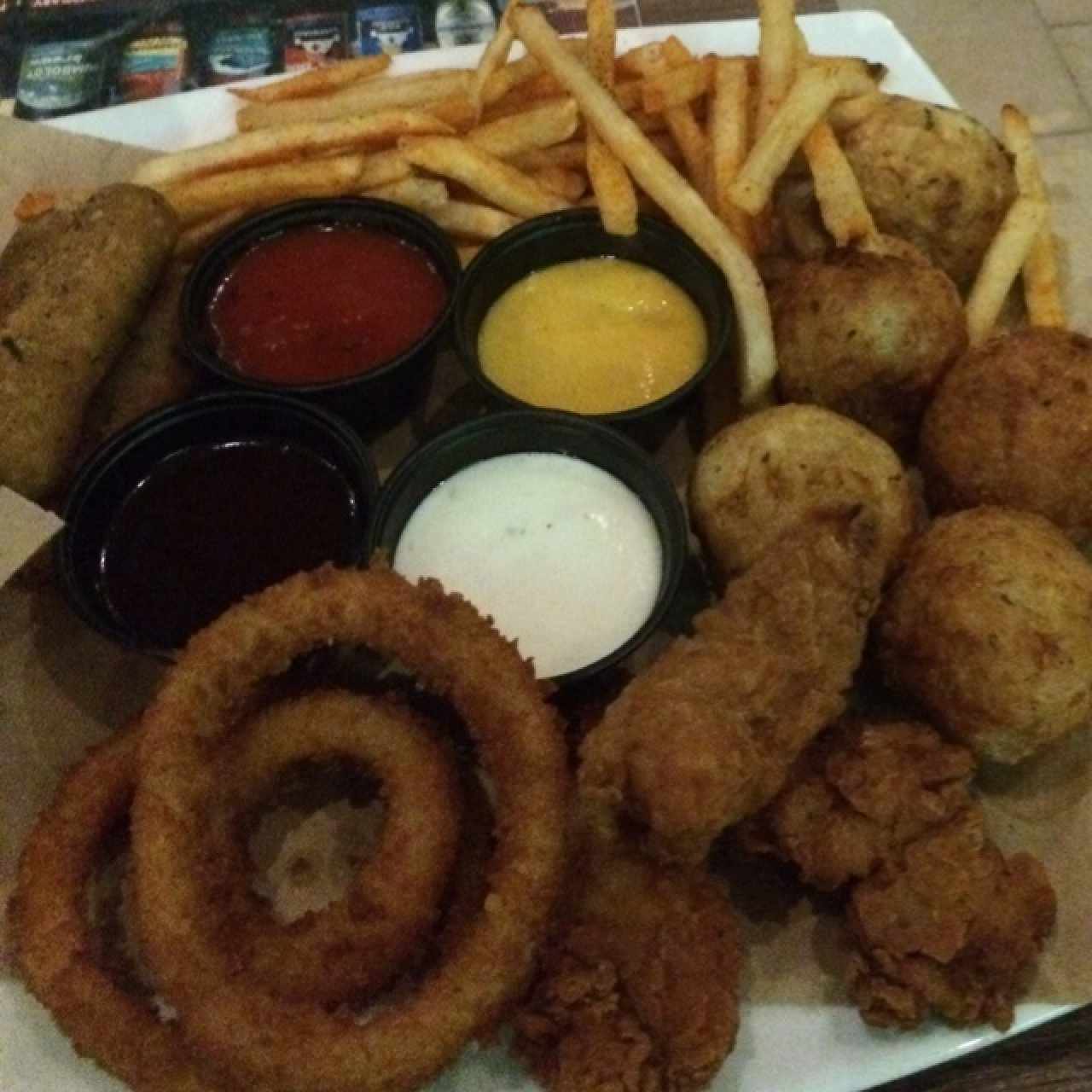 plato de entrada, aros de cebolla, carimañolas, cheese sticks y deditos de pollo 