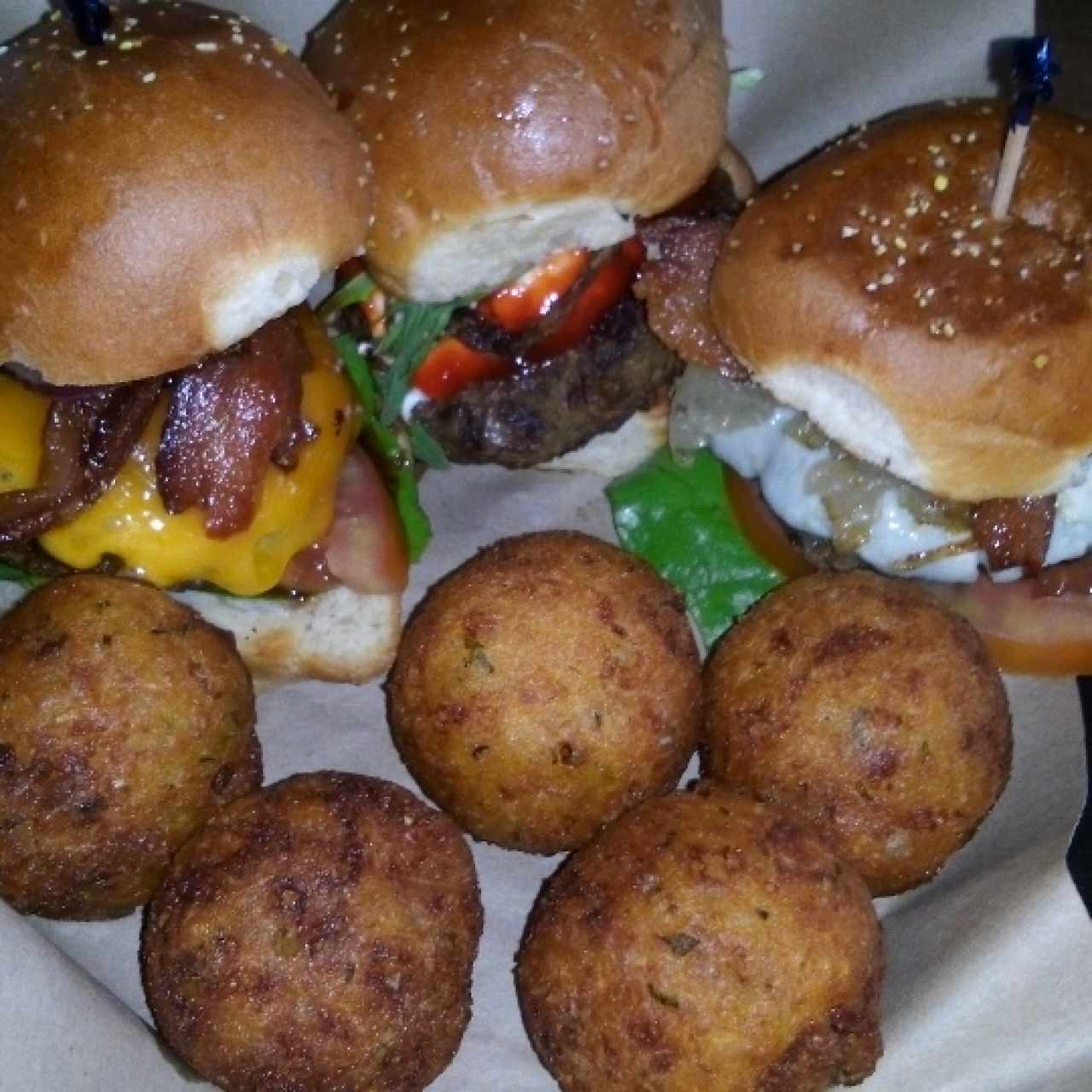 3 mini hamburguesas: Bacon lovers, Kbrona y Blue Cheese!! Con perlas de Yuca