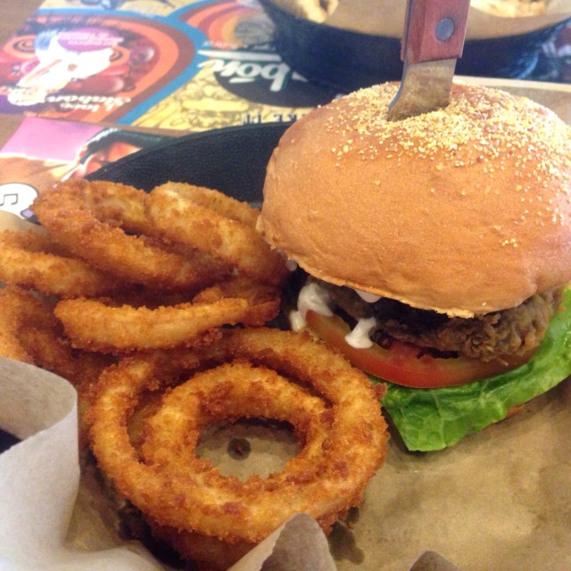 Fishburger con onion rings